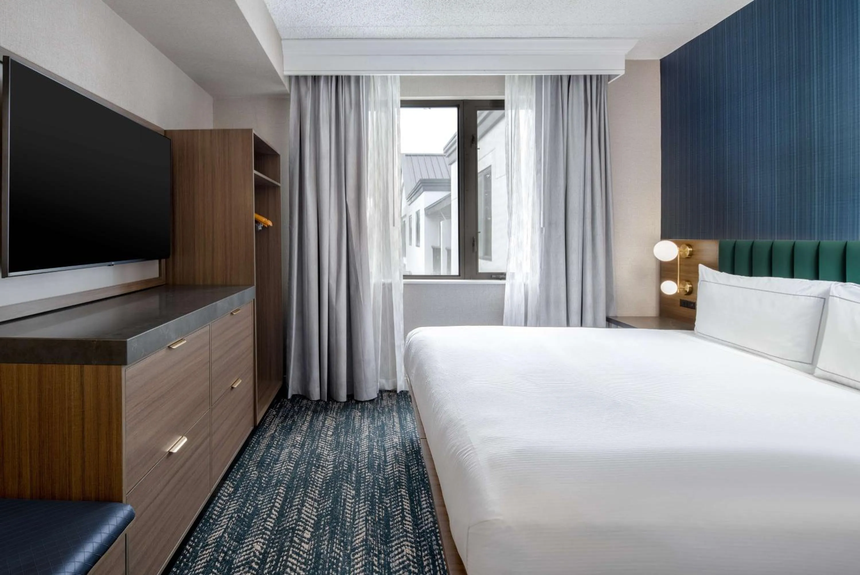 Bed in DoubleTree Suites by Hilton Mount Laurel