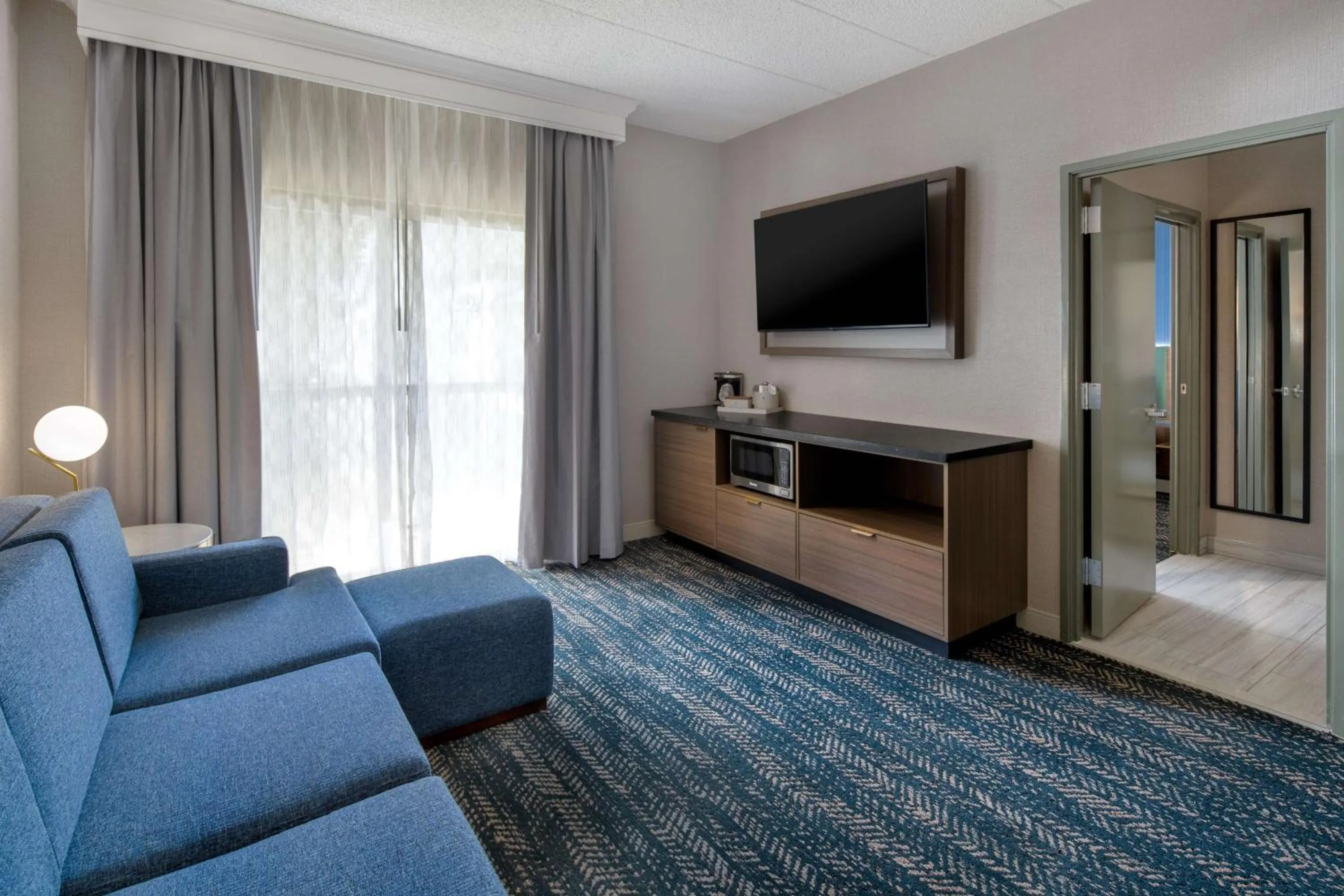 Living room, Bed in DoubleTree Suites by Hilton Mount Laurel