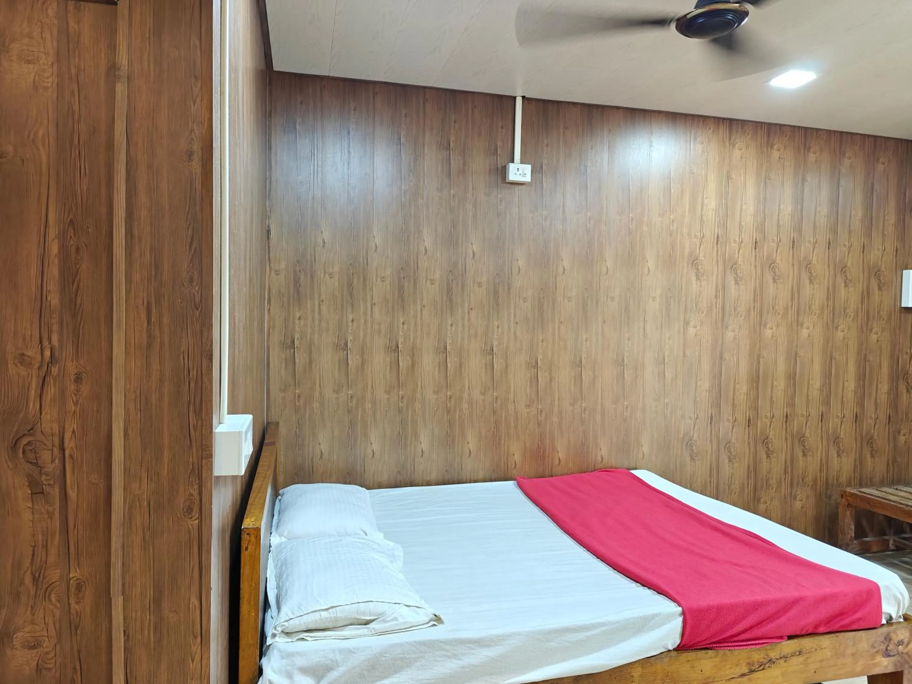 fireplace, Bed in Iora Cottages