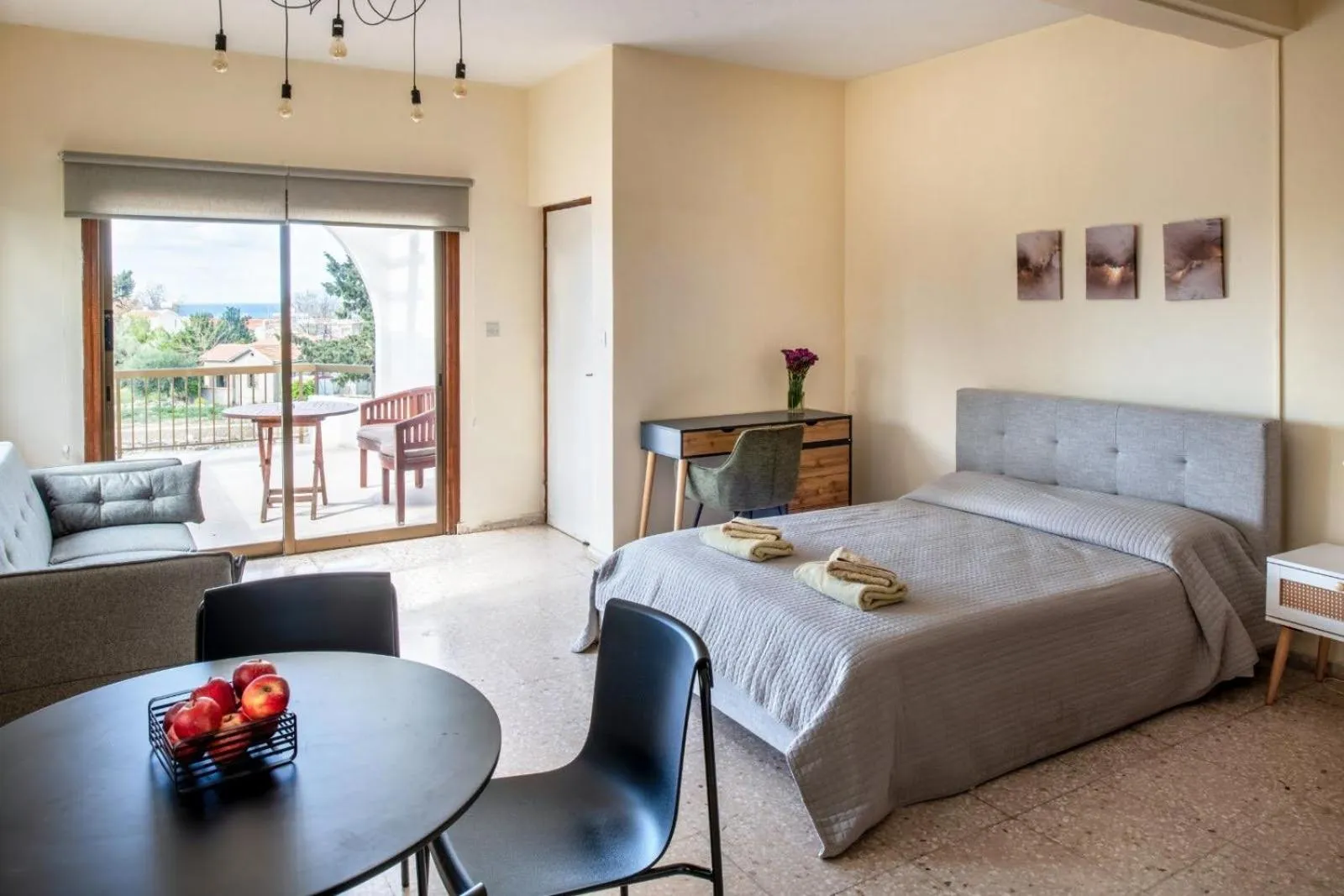 Bed in Follow The Sun Hotel Apartments