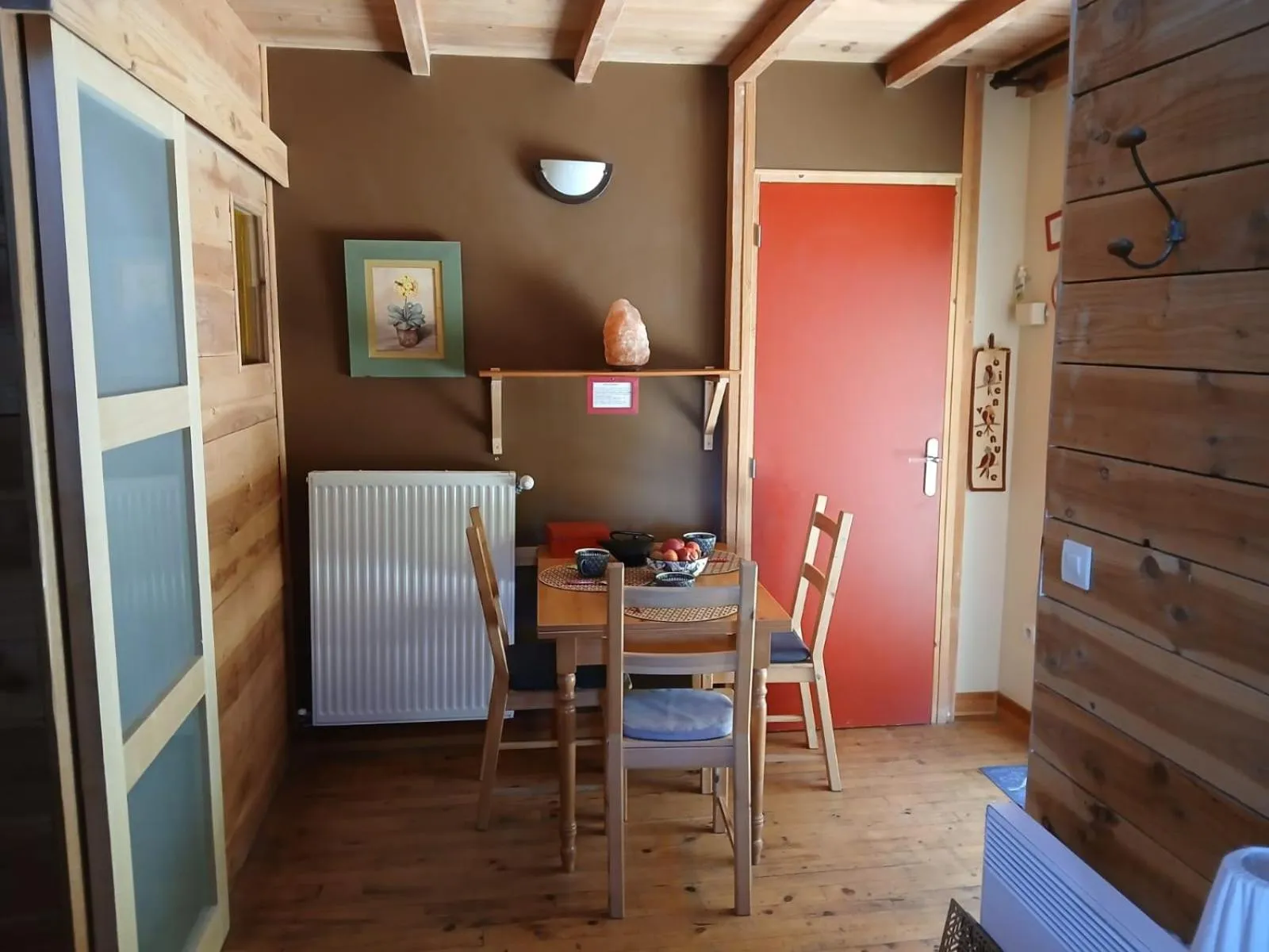 Dining area in Le Chalet du Parc proche du safari parc de Peaugres