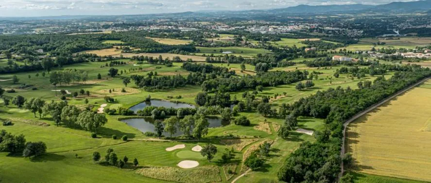 Golfcourse in Le Chalet du Parc proche du safari parc de Peaugres