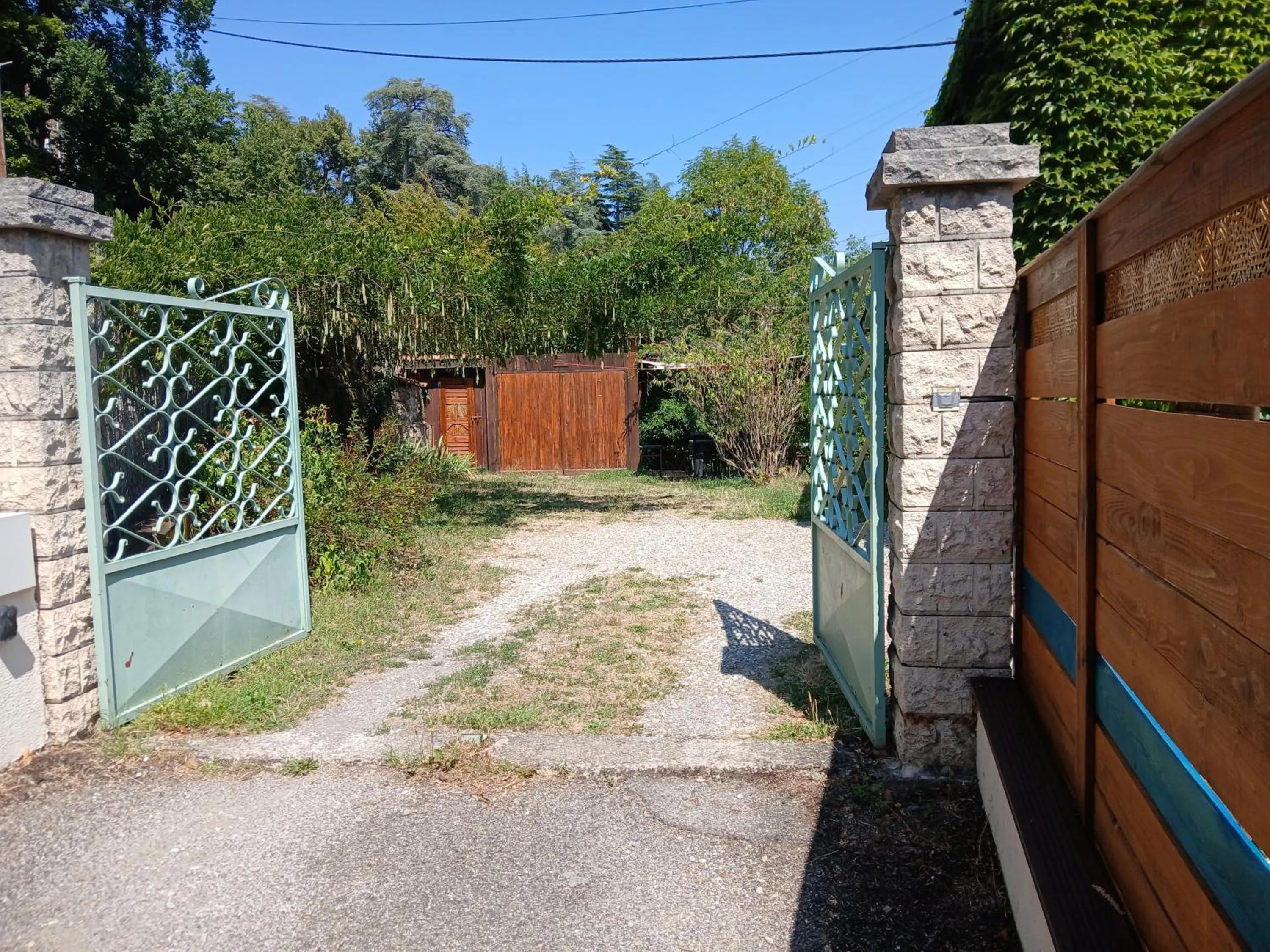 Garden view in Le Chalet du Parc proche du safari parc de Peaugres