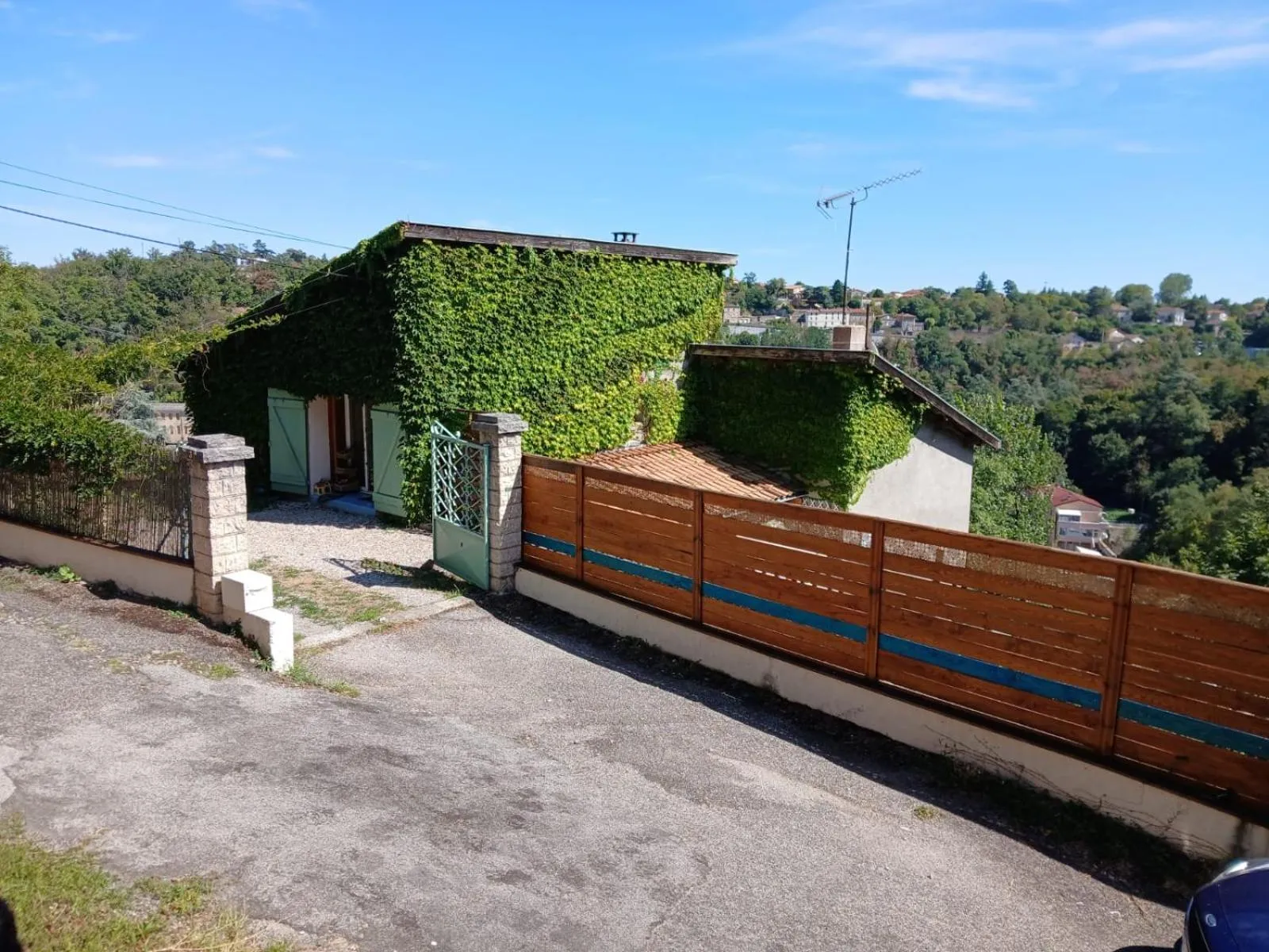 Inner courtyard view in Le Chalet du Parc proche du safari parc de Peaugres