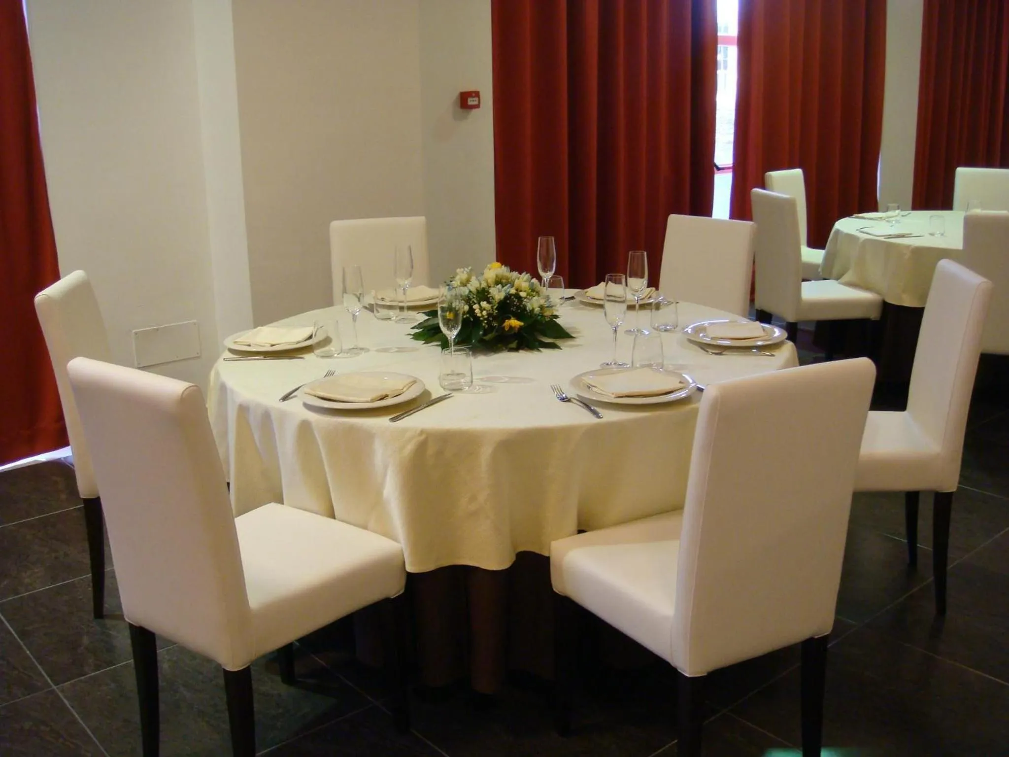 Restaurant/places to eat in Santa Loja Hotel Residence