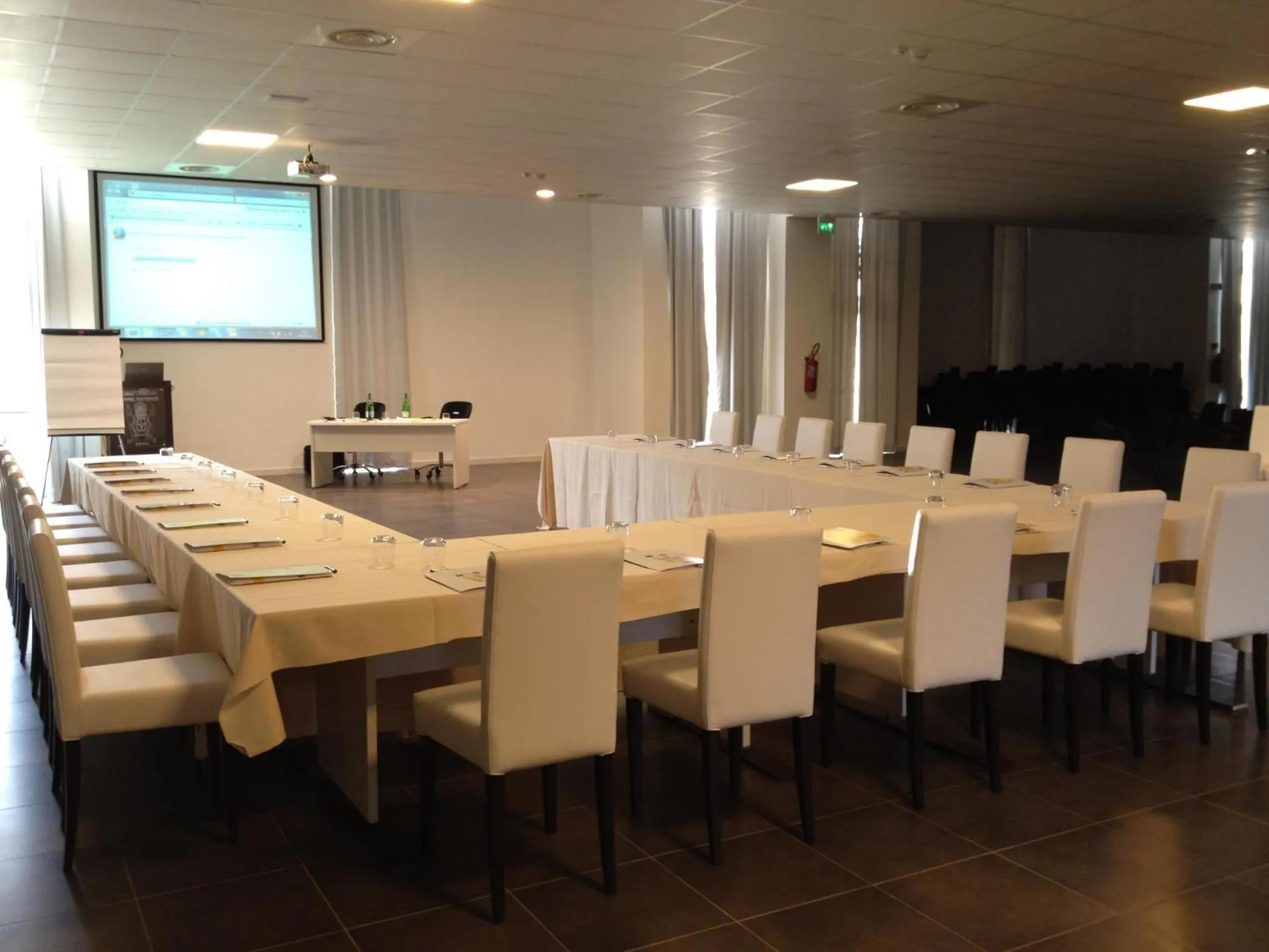 Restaurant/places to eat in Santa Loja Hotel Residence