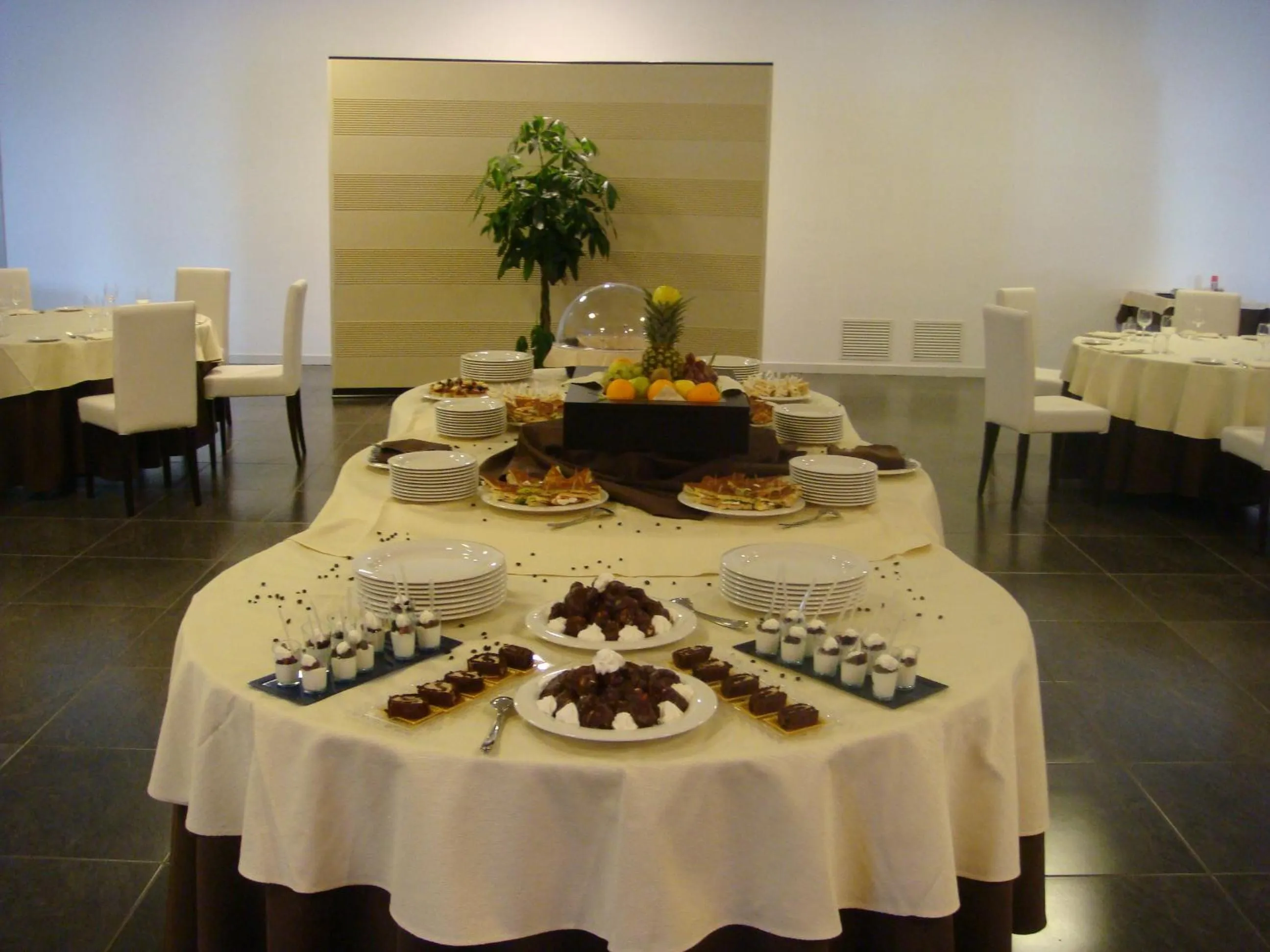 Restaurant/places to eat in Santa Loja Hotel Residence