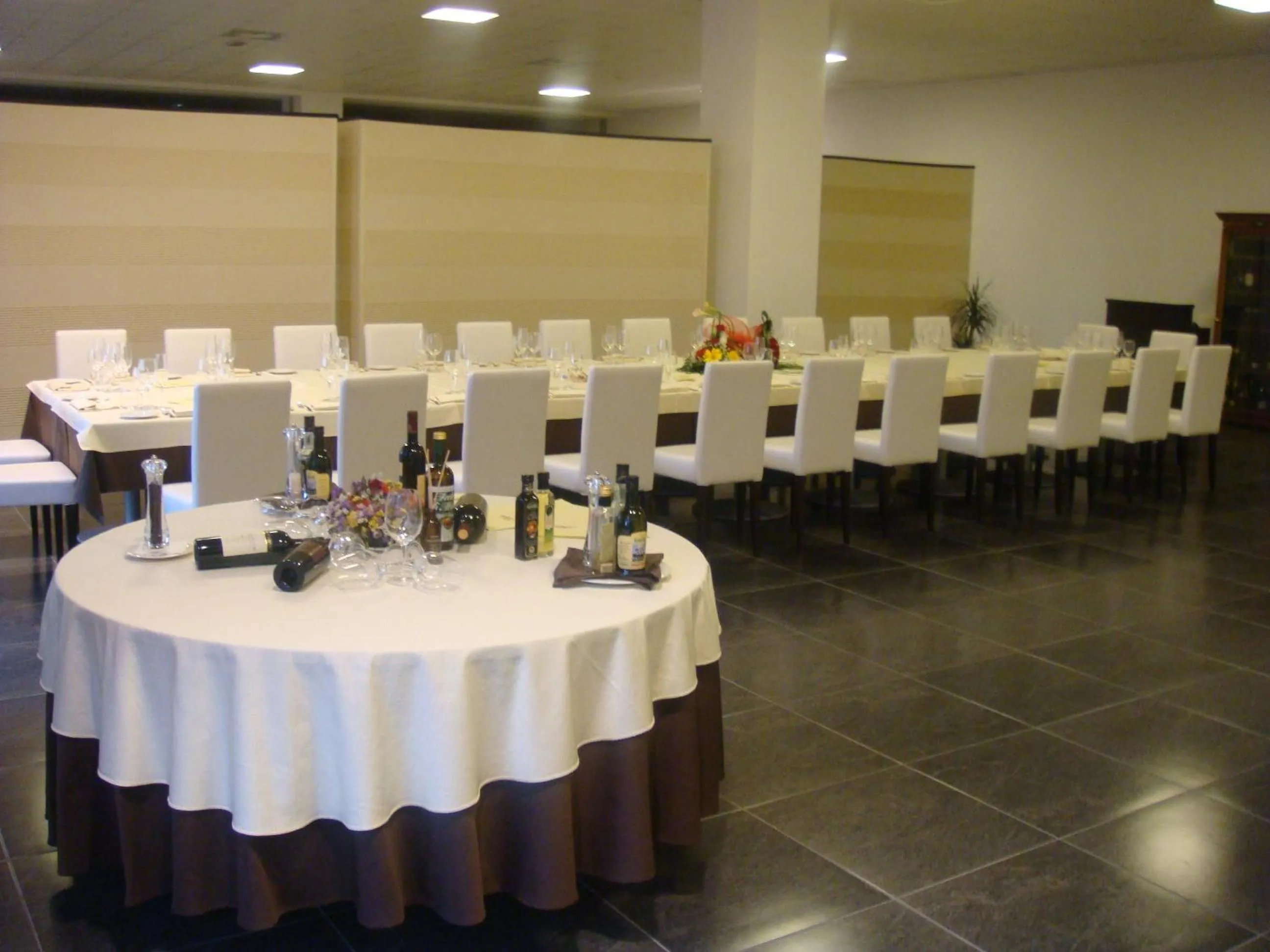 Restaurant/places to eat in Santa Loja Hotel Residence