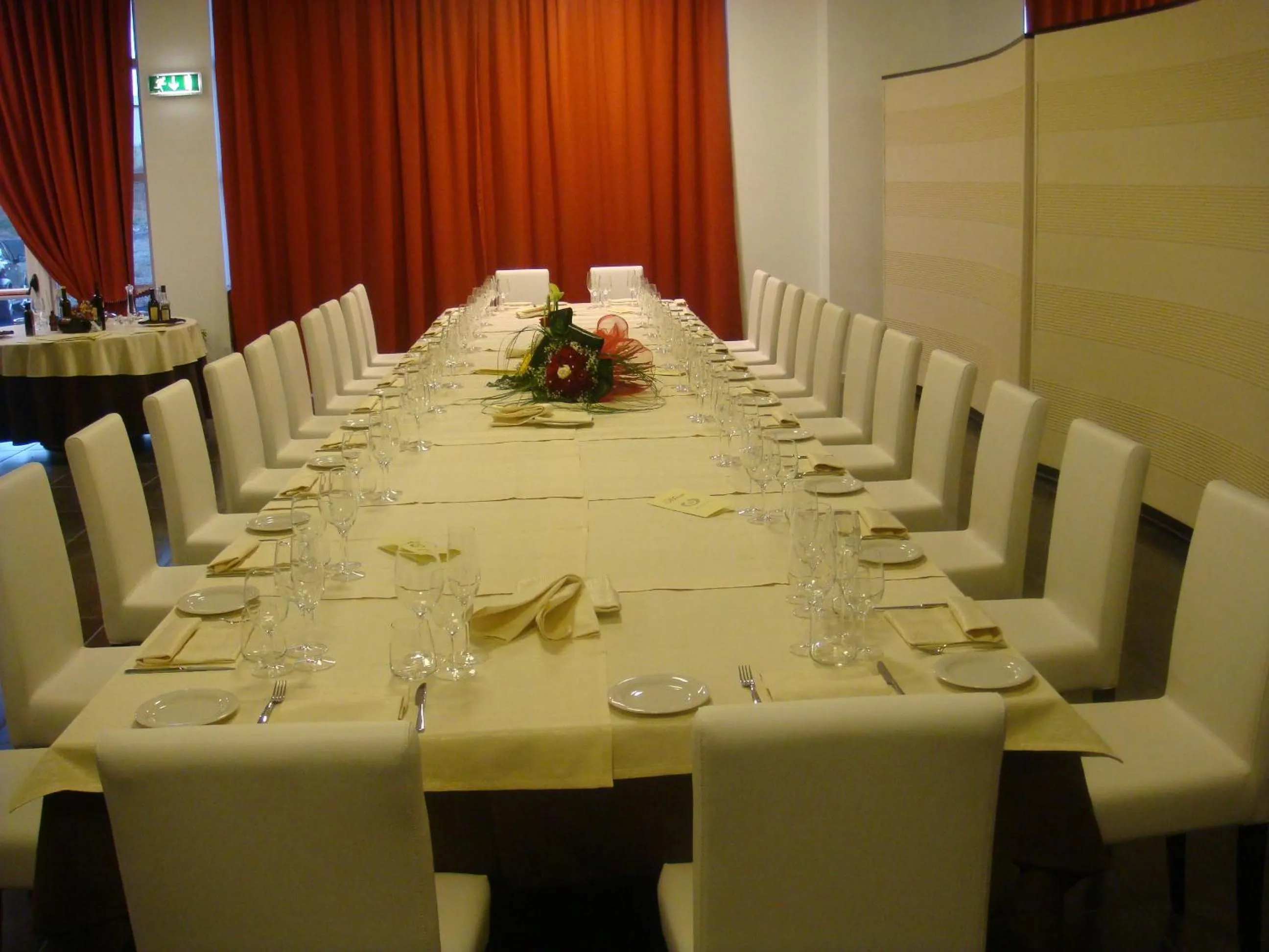 Restaurant/places to eat in Santa Loja Hotel Residence