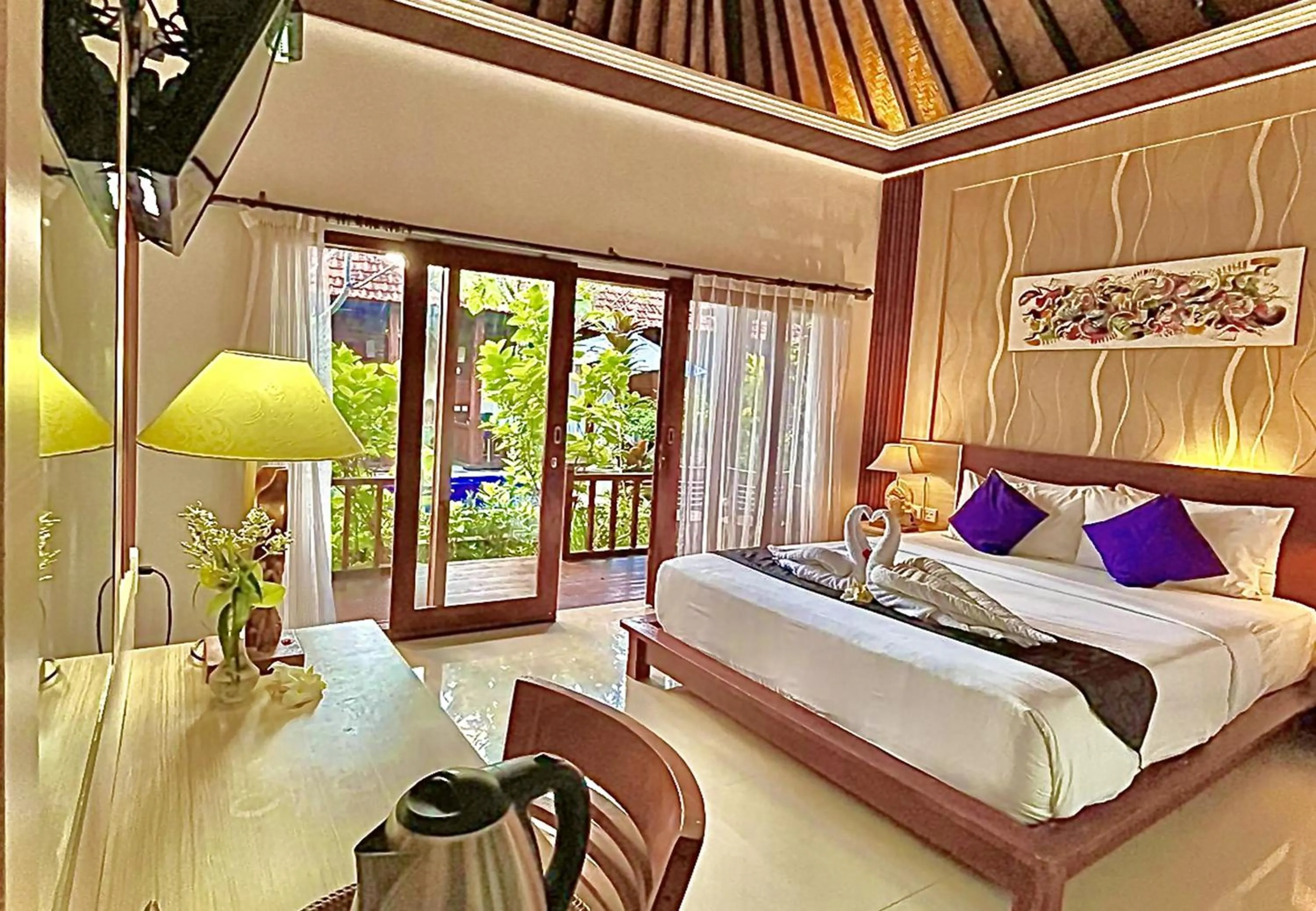 Bedroom, Bed in Wait Garden Cottage