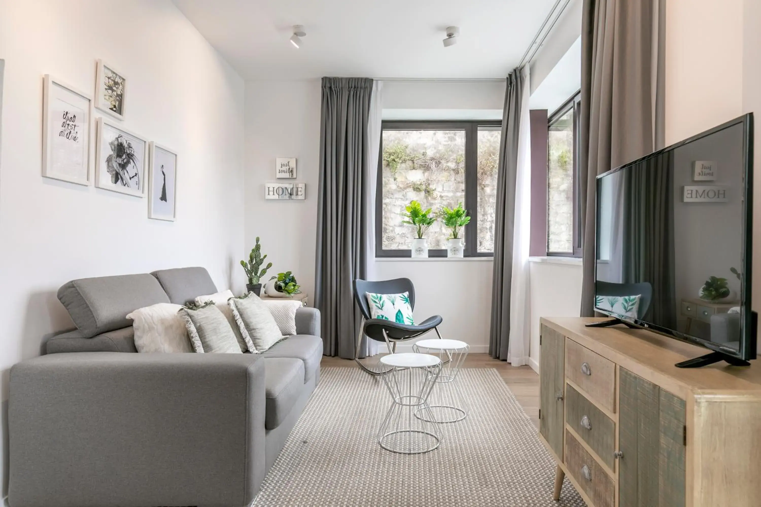 Two-Bedroom Apartment in Riverside by Forever Rentals Two-Bedroom Apartment in Riverside by Forever Rentals