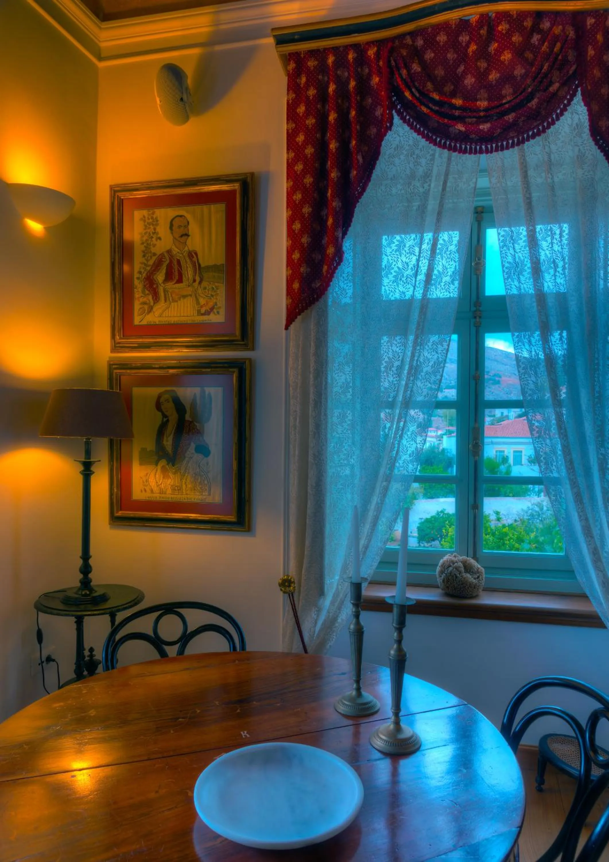 Lounge or bar in Cotommatae Hydra 1810