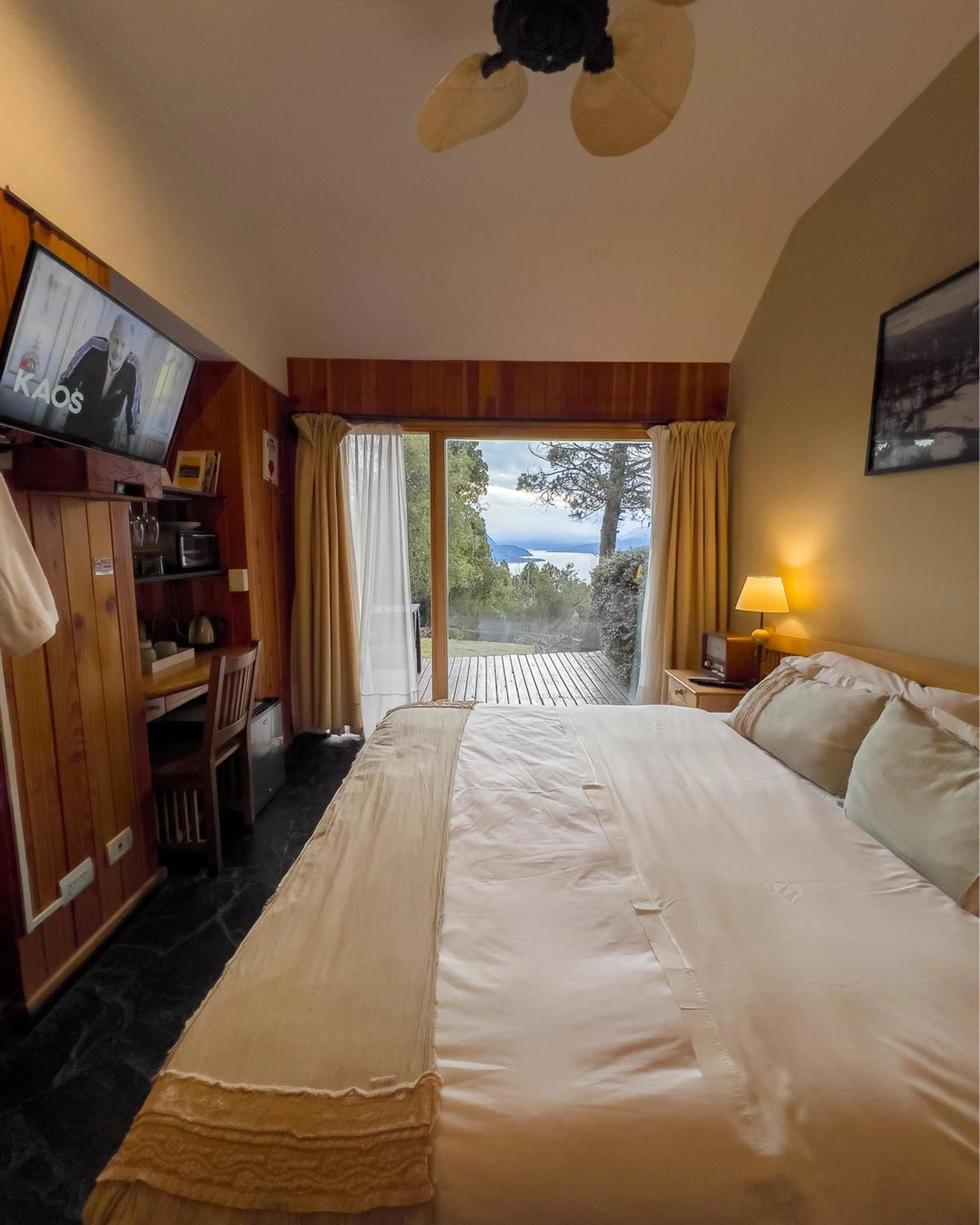 Communal lounge/ TV room, Bed in Arrayan Lake View Mountain Lodge & Casa De Te Arrayan