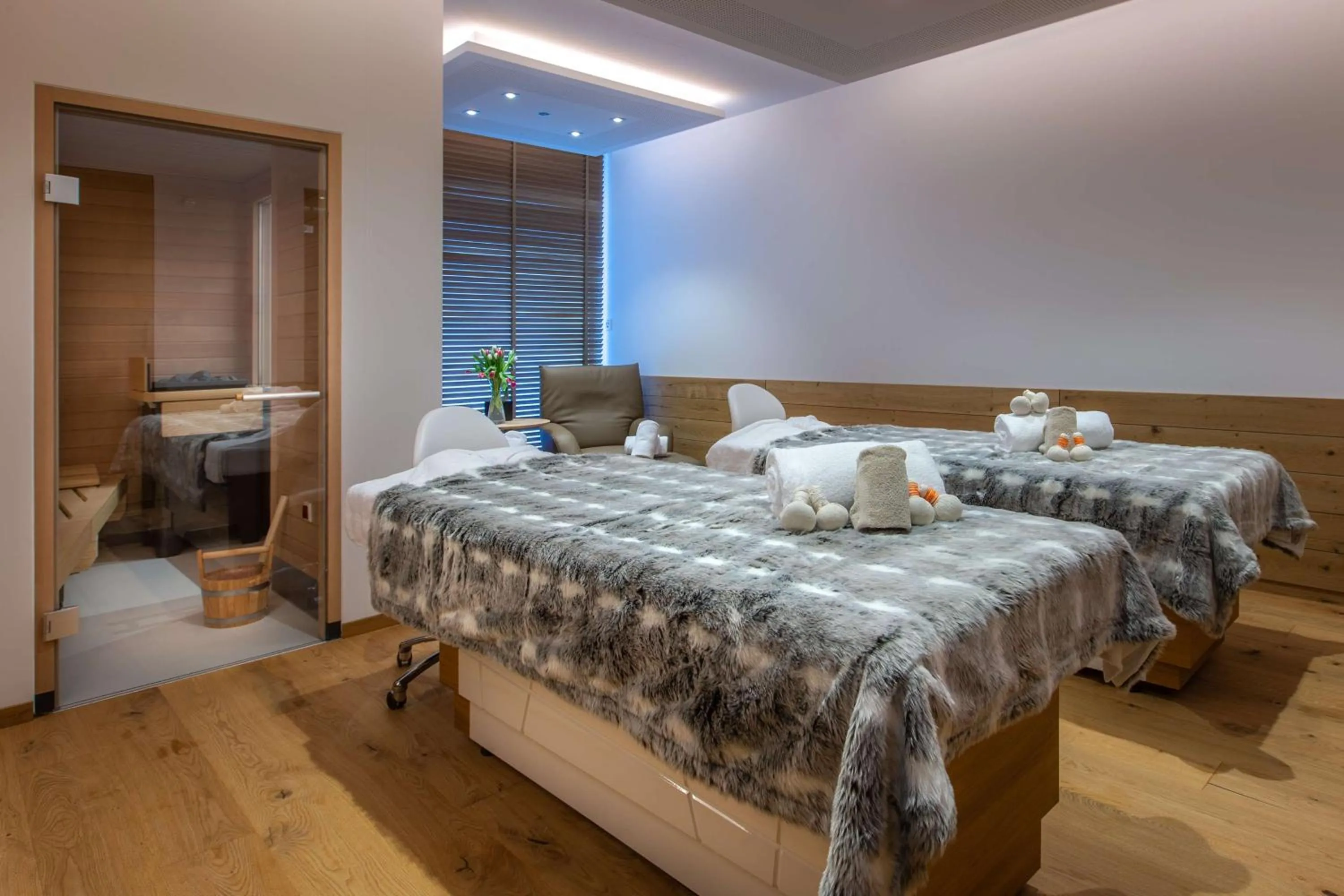 Spa and wellness centre/facilities, Bed in Radisson Blu Hotel Reussen, Andermatt