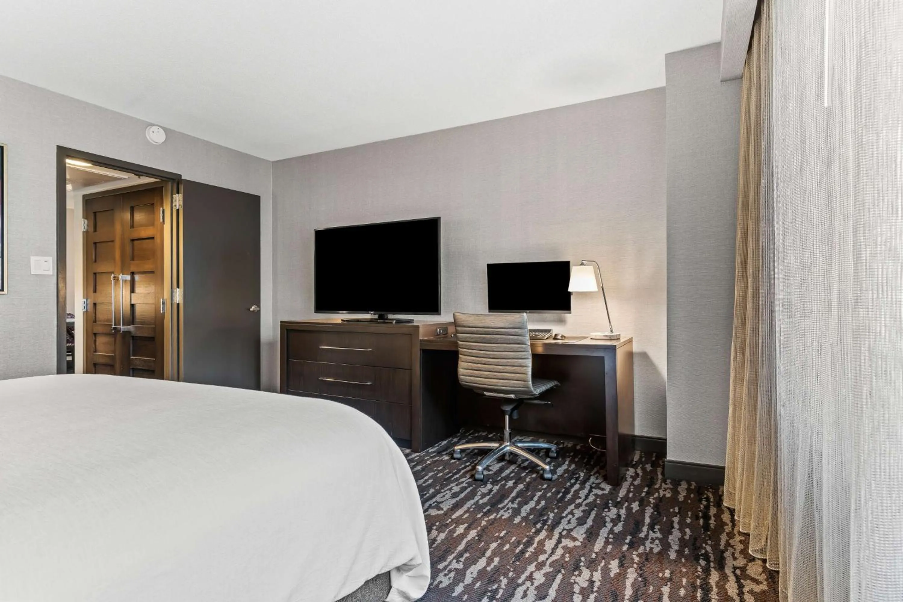 Bedroom, Bed in Embassy Suites by Hilton Crystal City National Airport