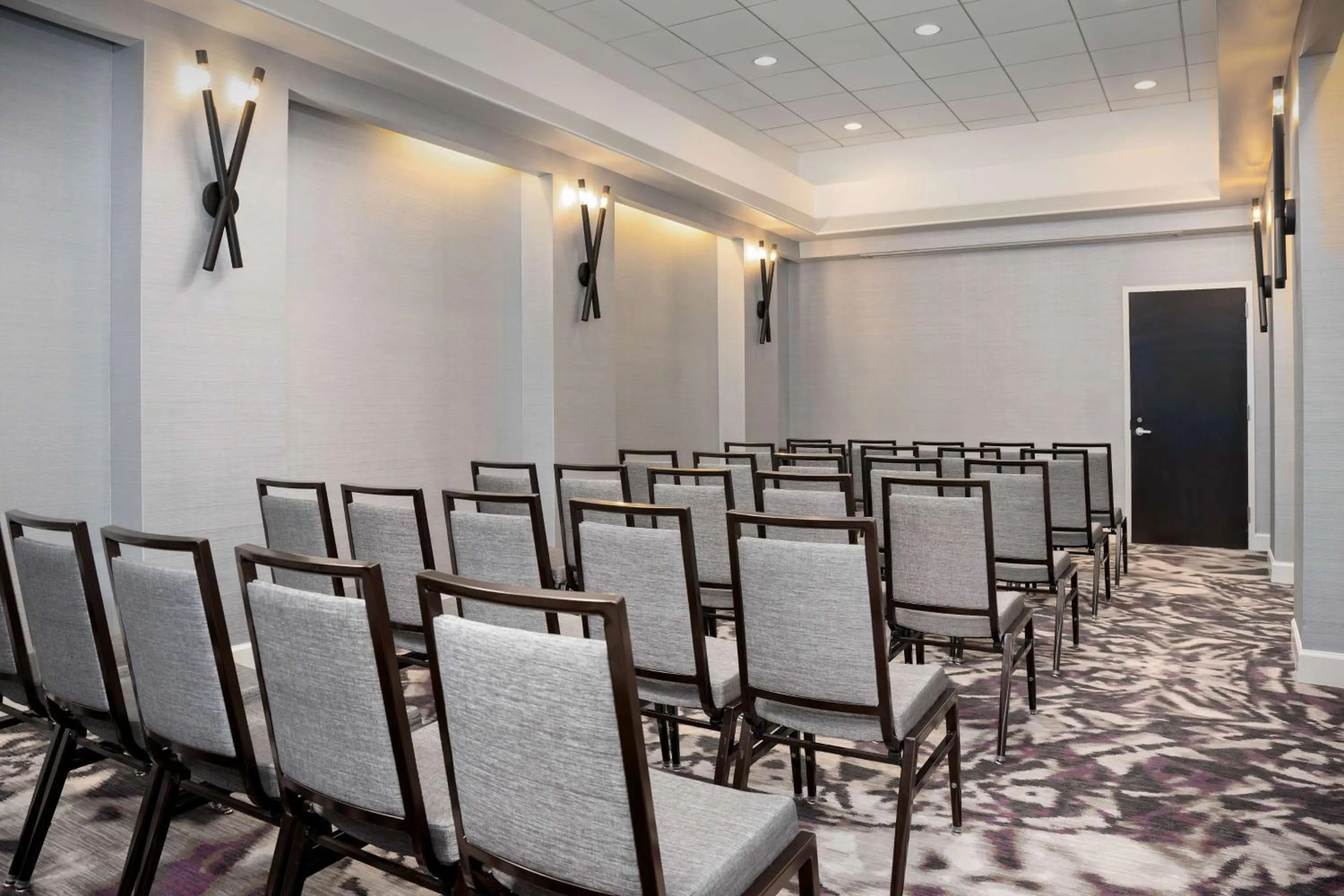 Meeting/conference room in Embassy Suites by Hilton Crystal City National Airport