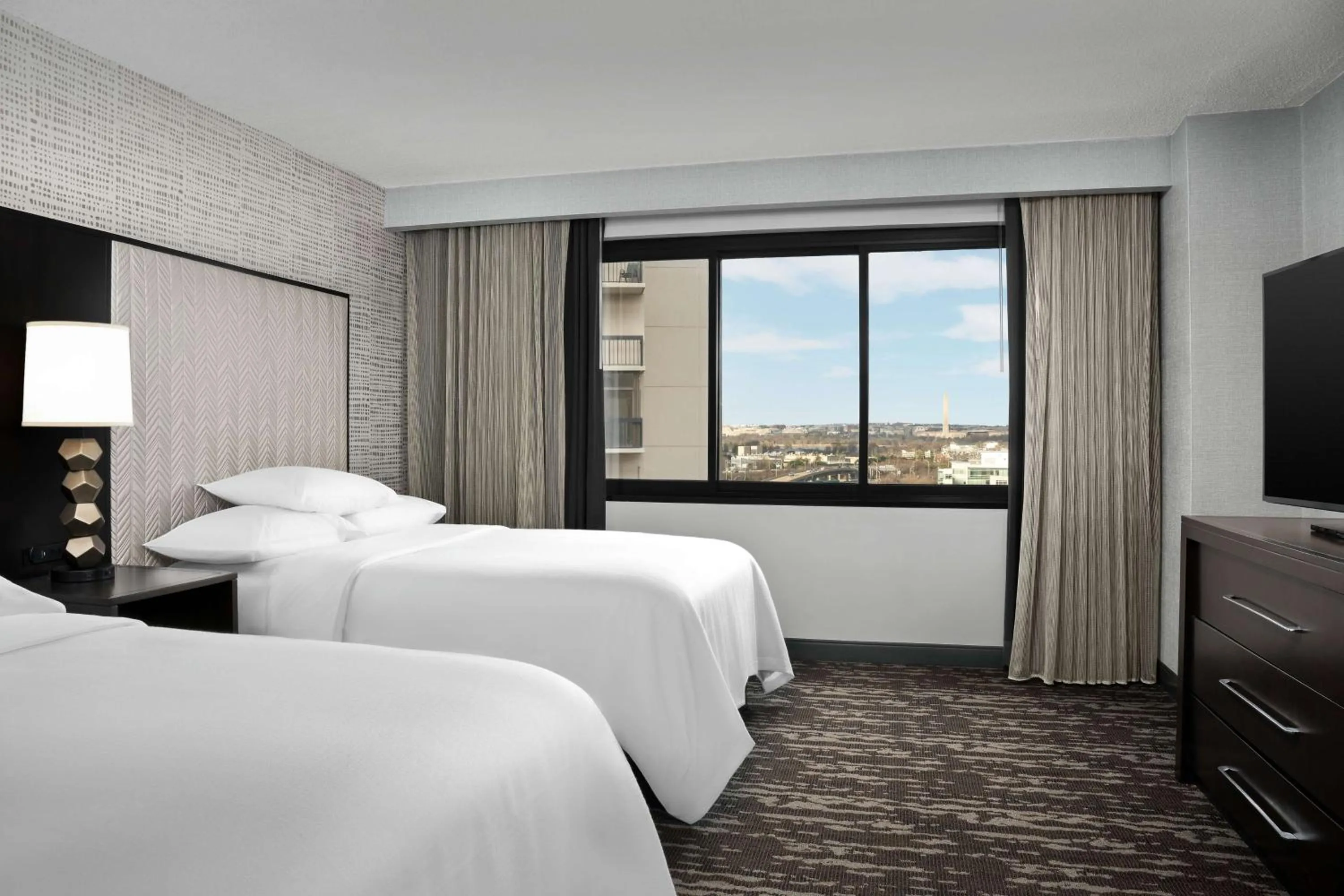 Bed in Embassy Suites by Hilton Crystal City National Airport