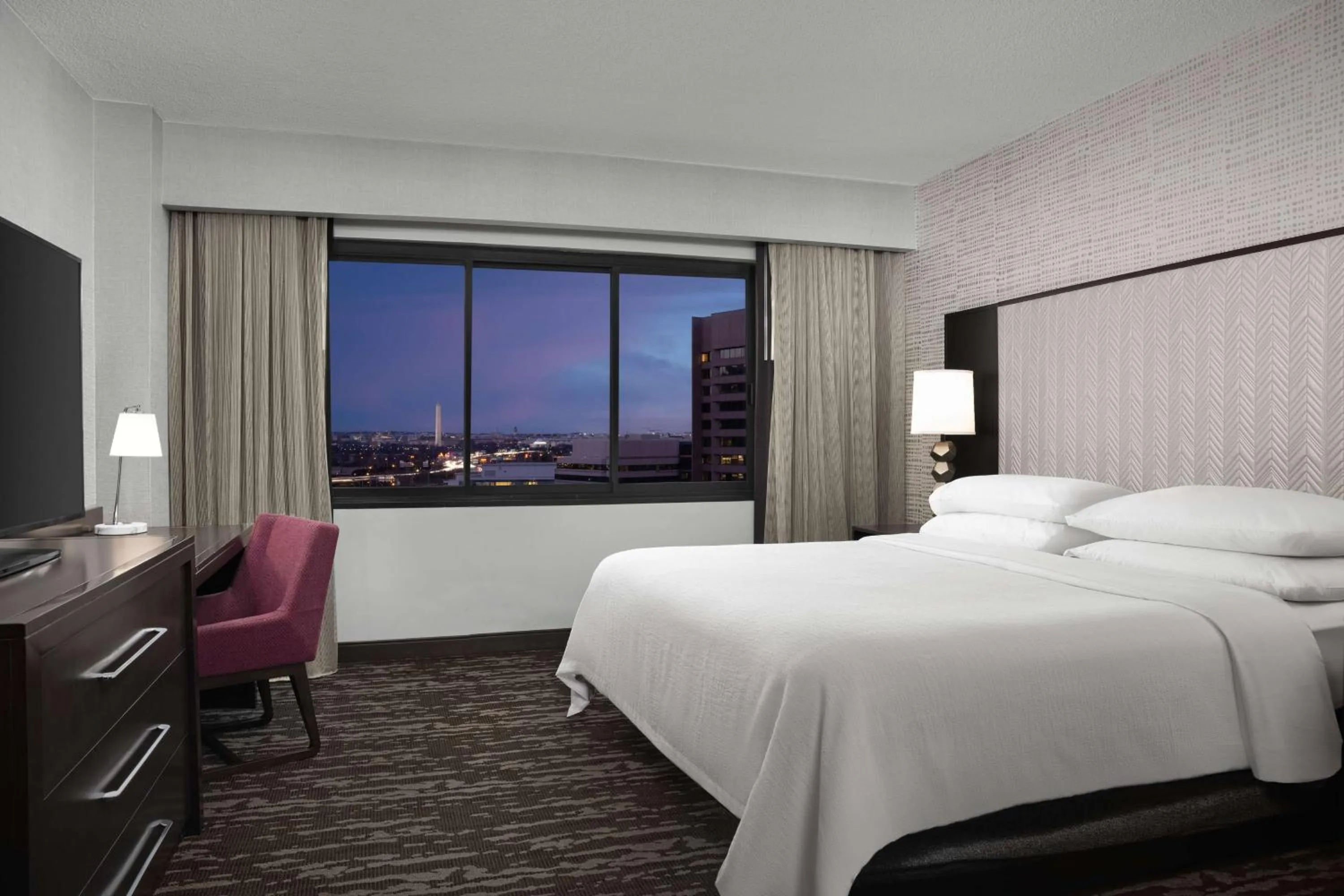 Bed in Embassy Suites by Hilton Crystal City National Airport