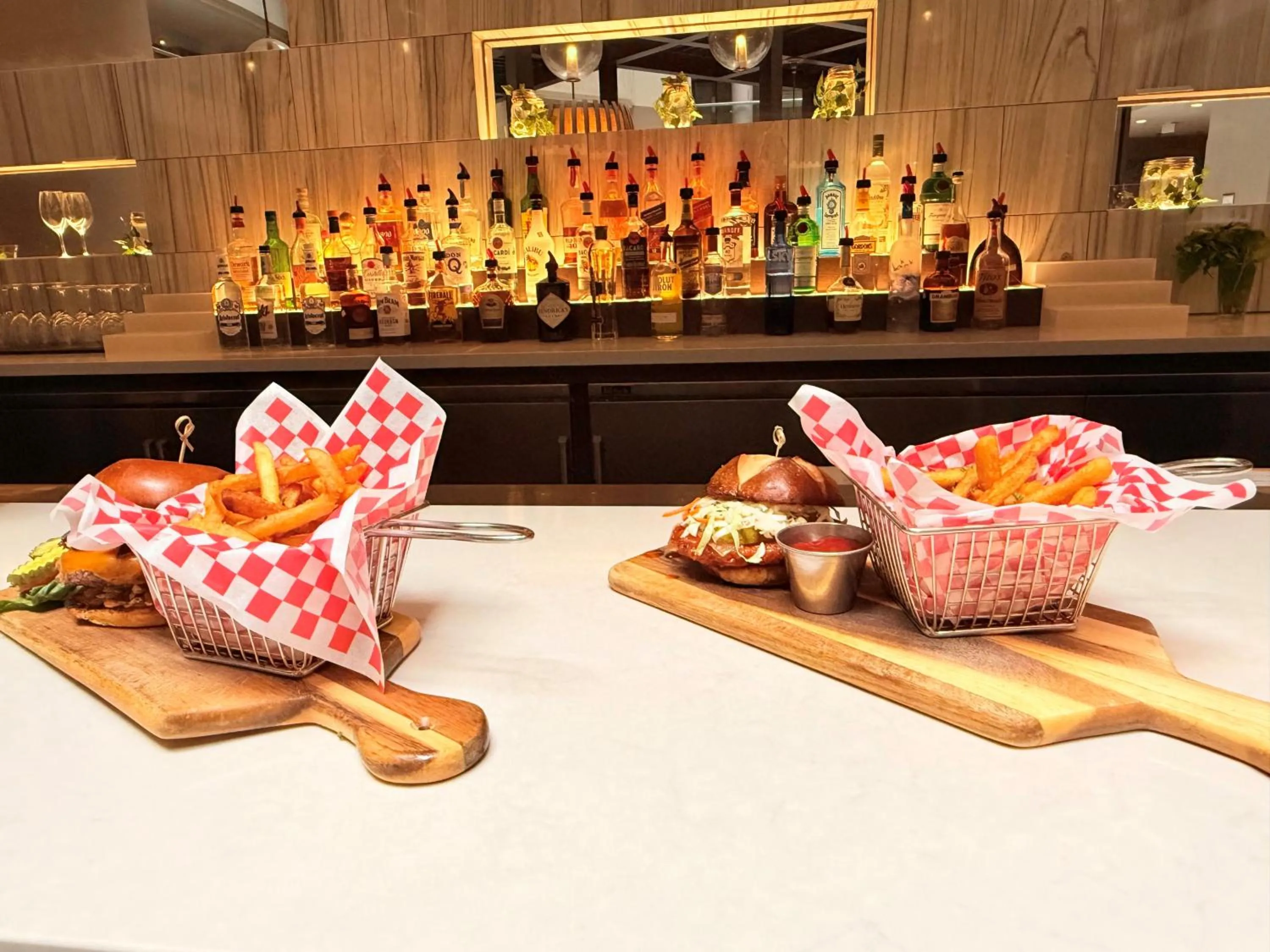 Dining area in Embassy Suites by Hilton Crystal City National Airport