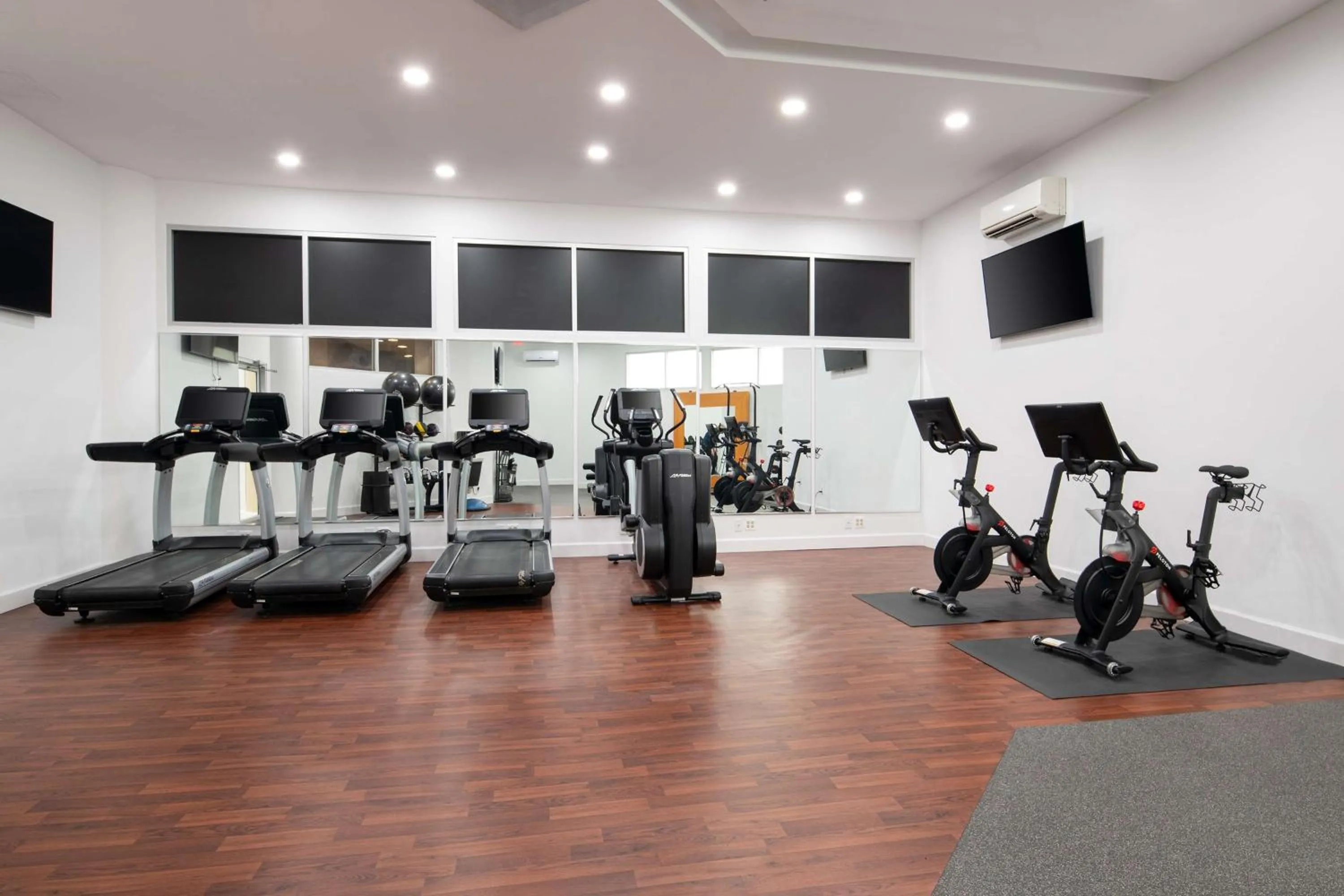 Fitness centre/facilities in Embassy Suites by Hilton Crystal City National Airport