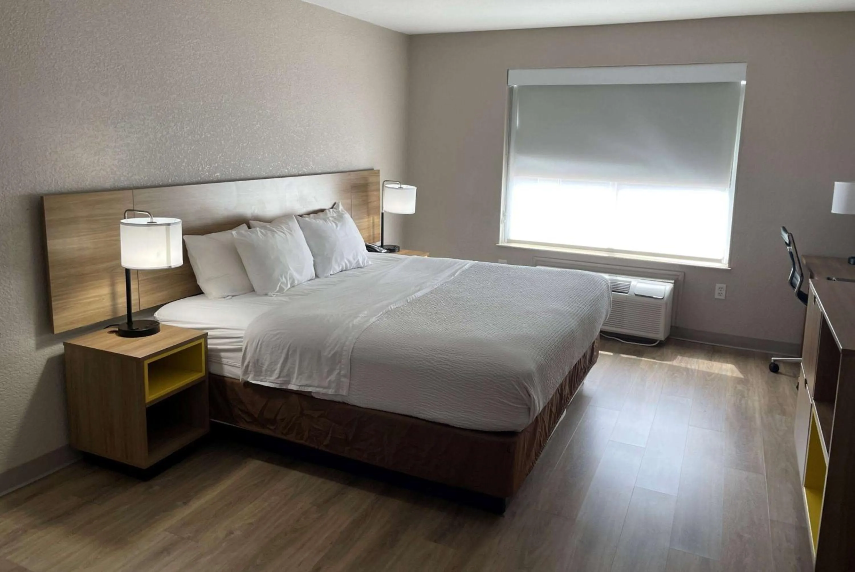 Photo of the whole room, Bed in Days Inn by Wyndham Dallas Garland West