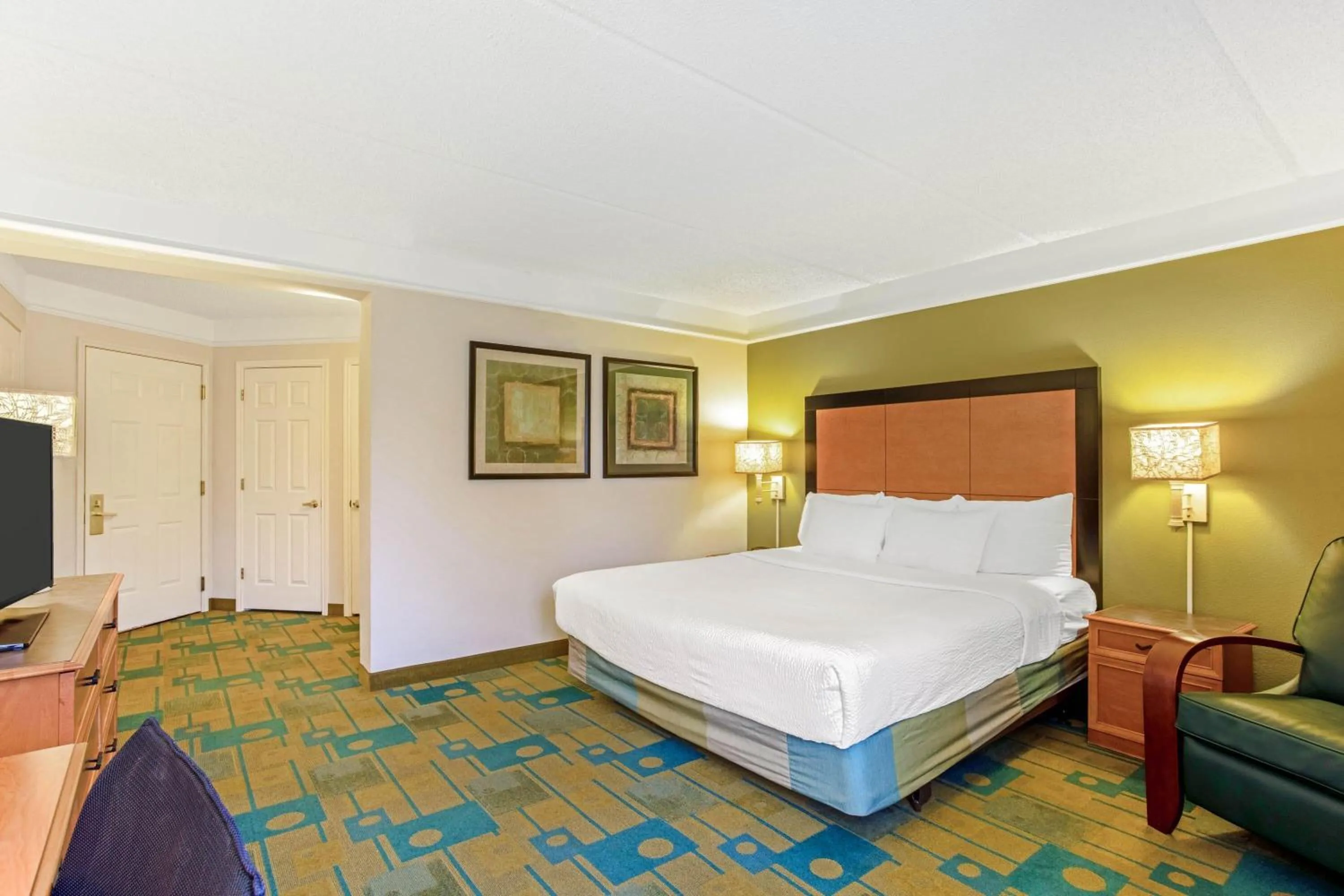 Photo of the whole room, Bed in La Quinta by Wyndham Orlando I Drive/Conv Center