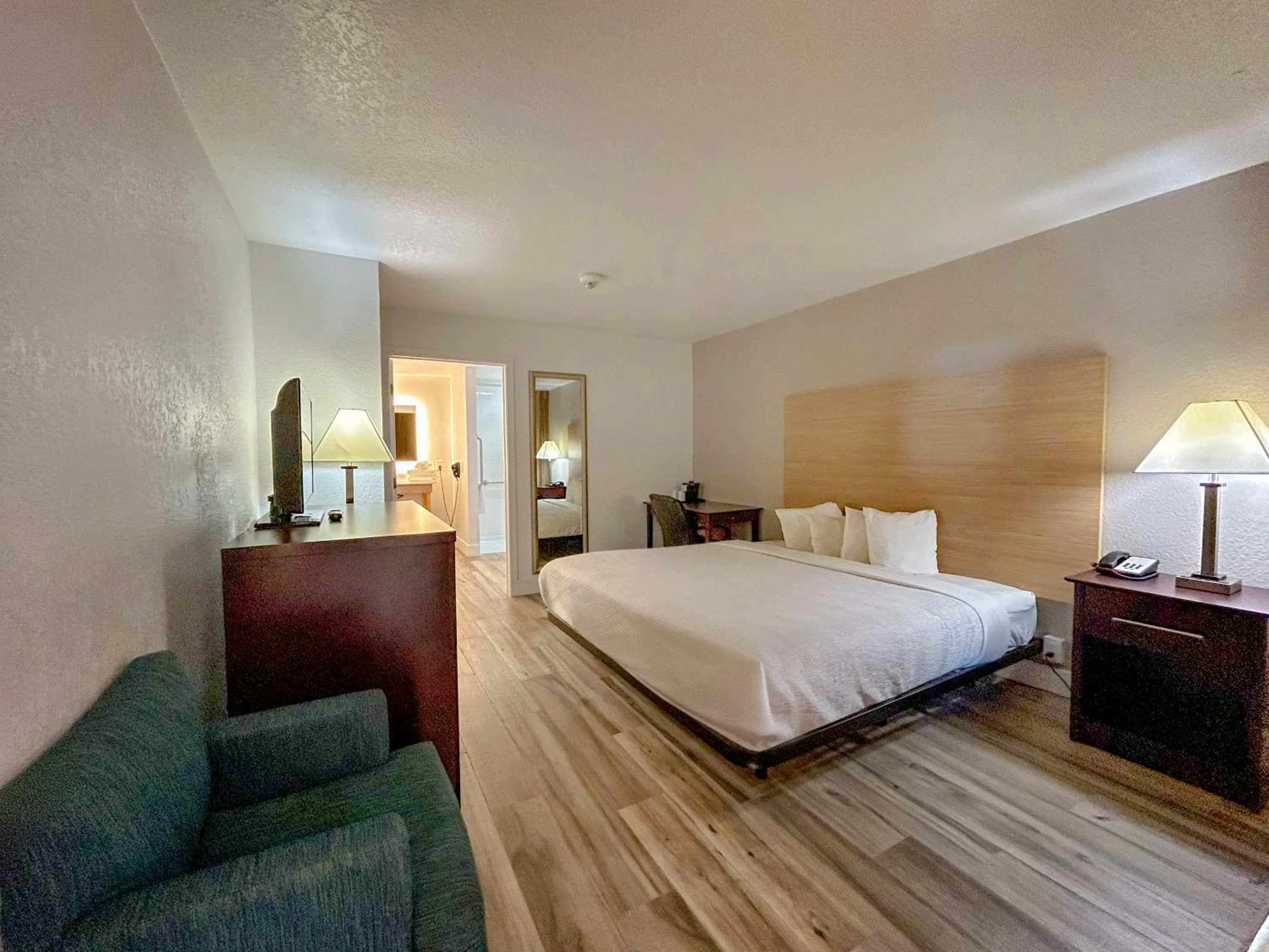 Bathroom, Bed in Hotel Monreale Express & Studios IDrive District