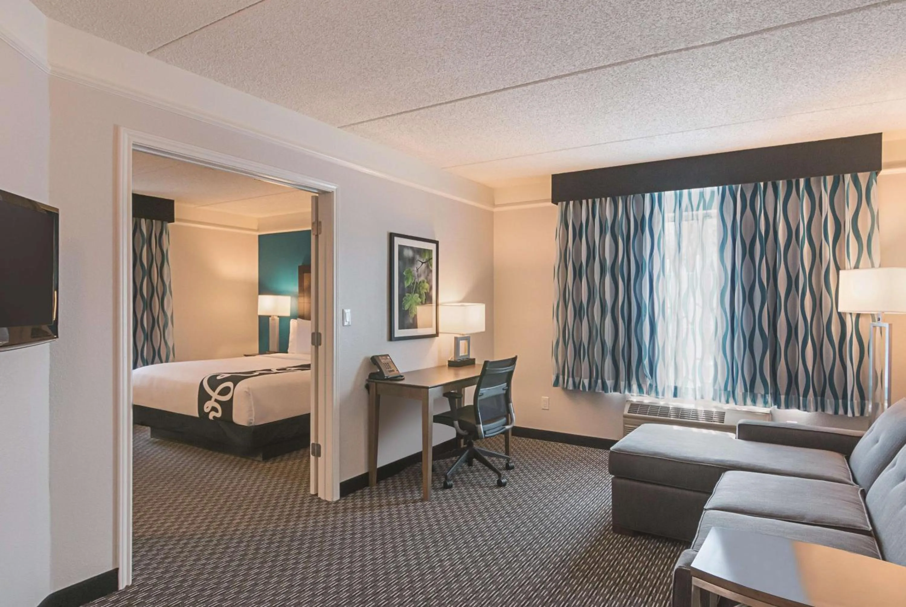 Photo of the whole room, Bed in La Quinta by Wyndham Orlando UCF