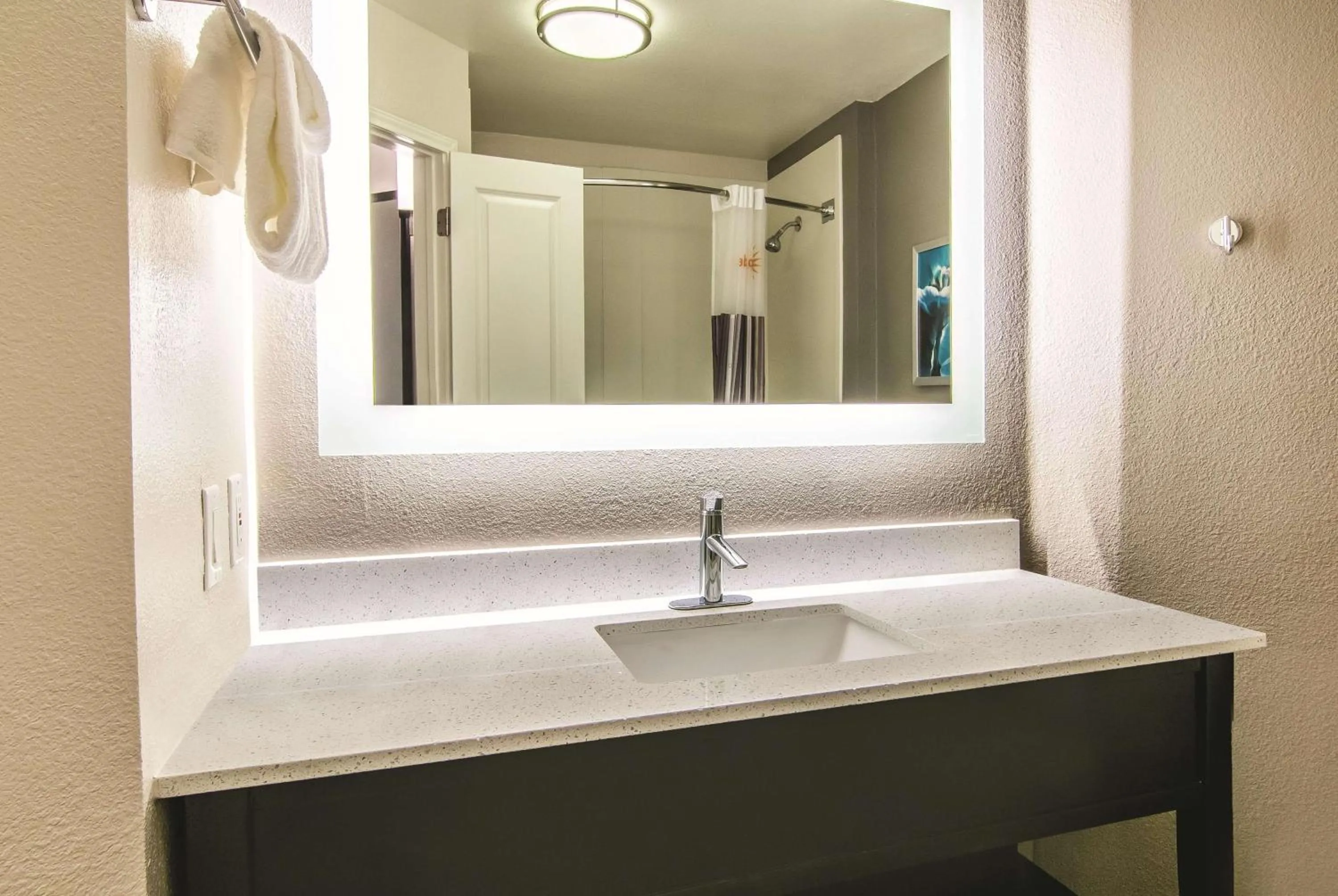 Photo of the whole room in La Quinta by Wyndham Orlando UCF