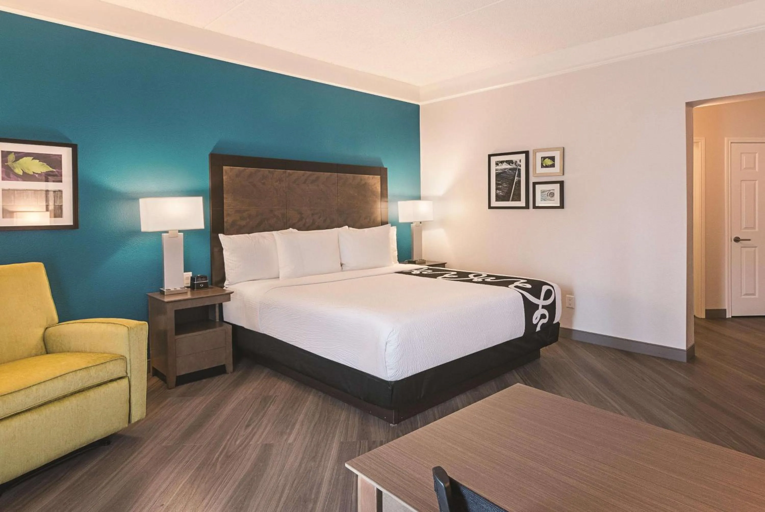 Photo of the whole room, Bed in La Quinta by Wyndham Orlando UCF