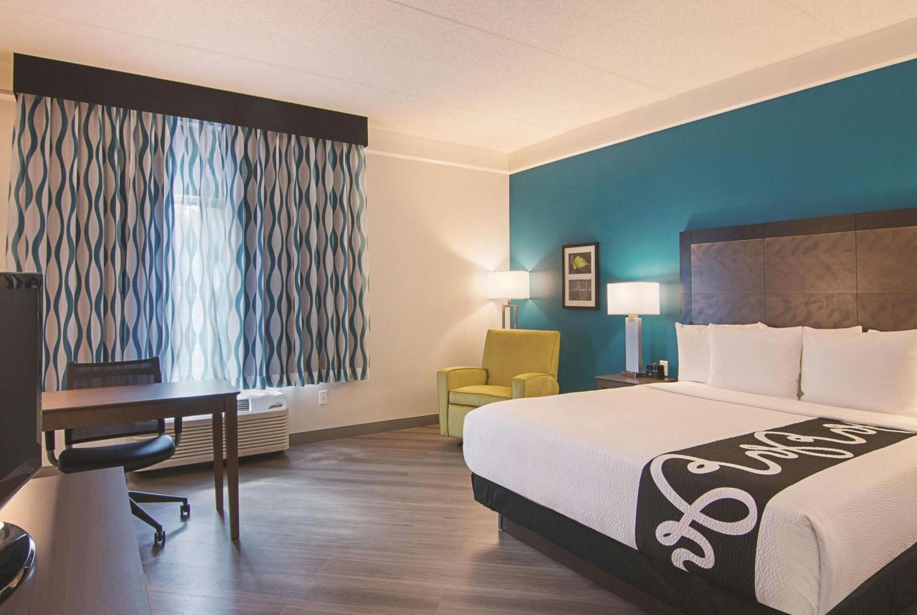 Photo of the whole room, Bed in La Quinta by Wyndham Orlando UCF