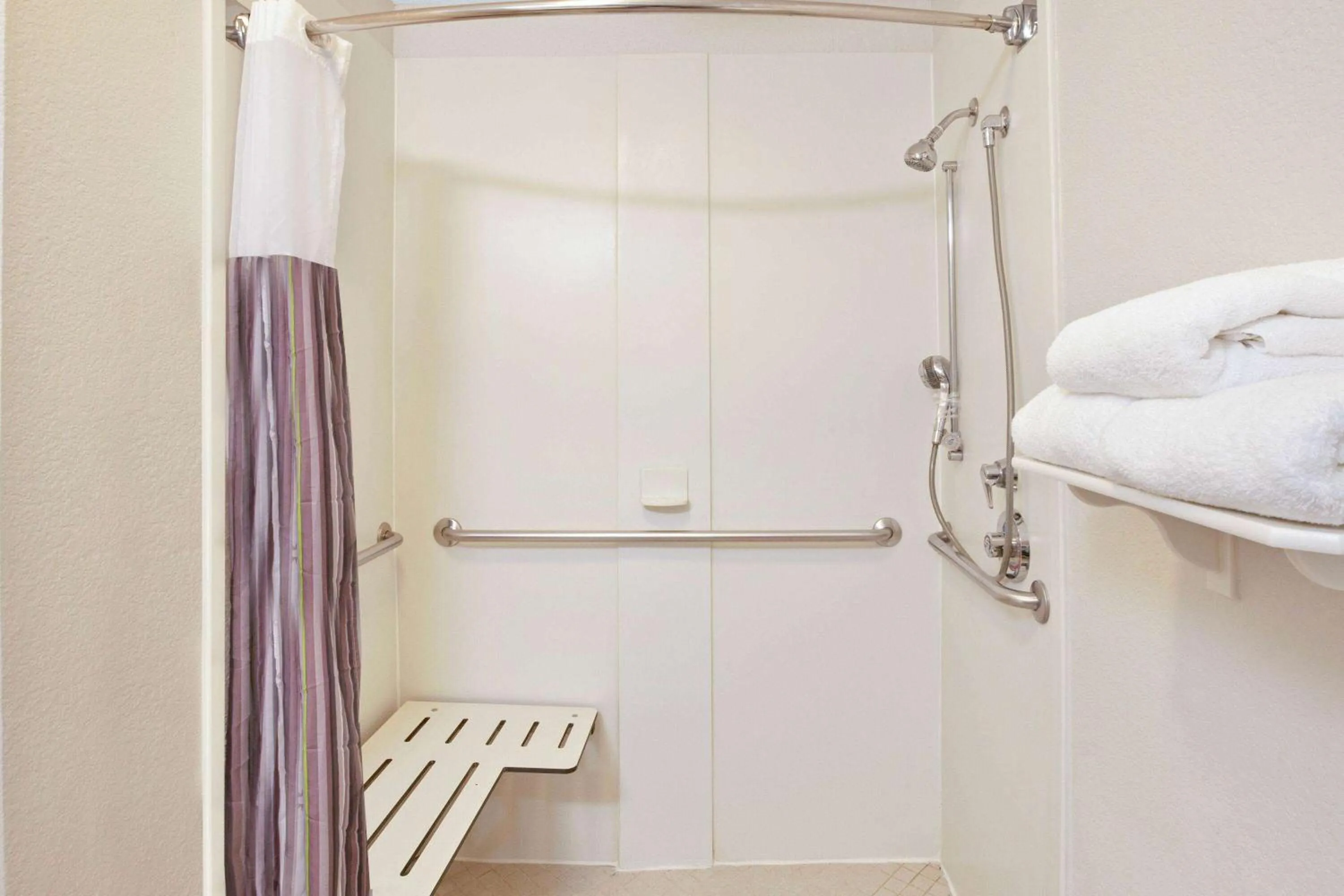 Bathroom in La Quinta by Wyndham Houston Galleria Area