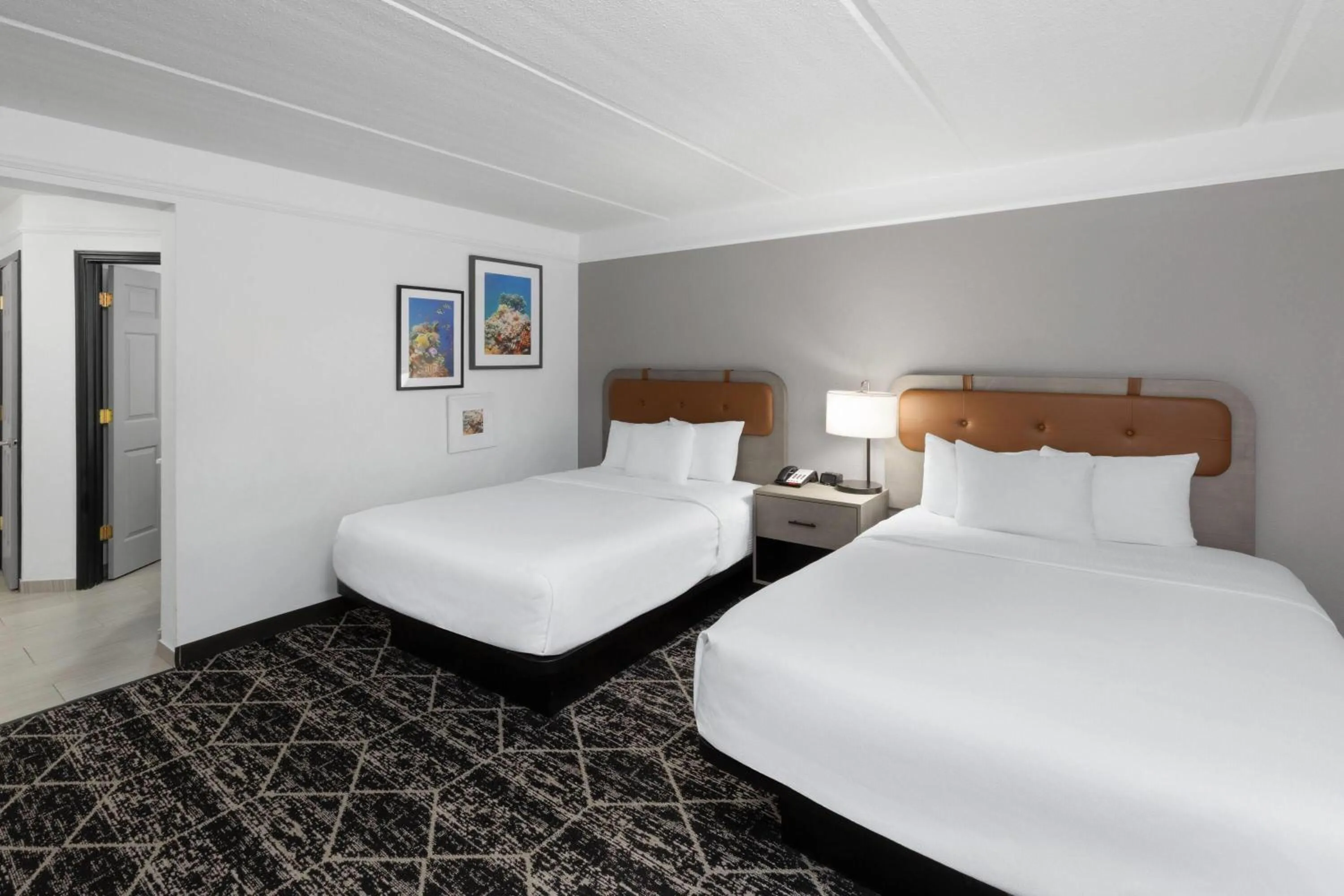 Photo of the whole room, Bed in La Quinta Inn & Suites by Wyndham Houston Bush IAH South