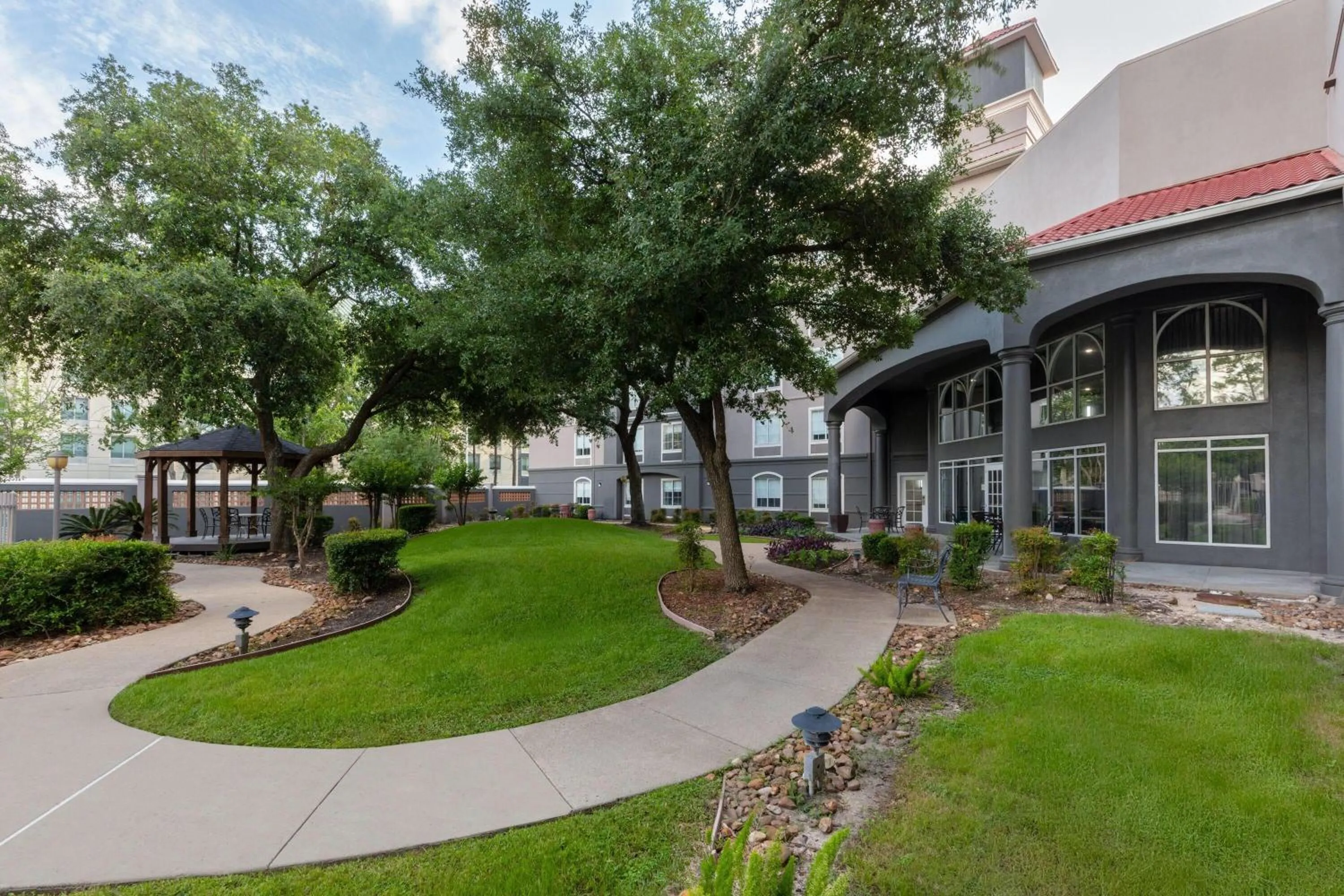 Inner courtyard view in La Quinta Inn & Suites by Wyndham Houston Bush IAH South