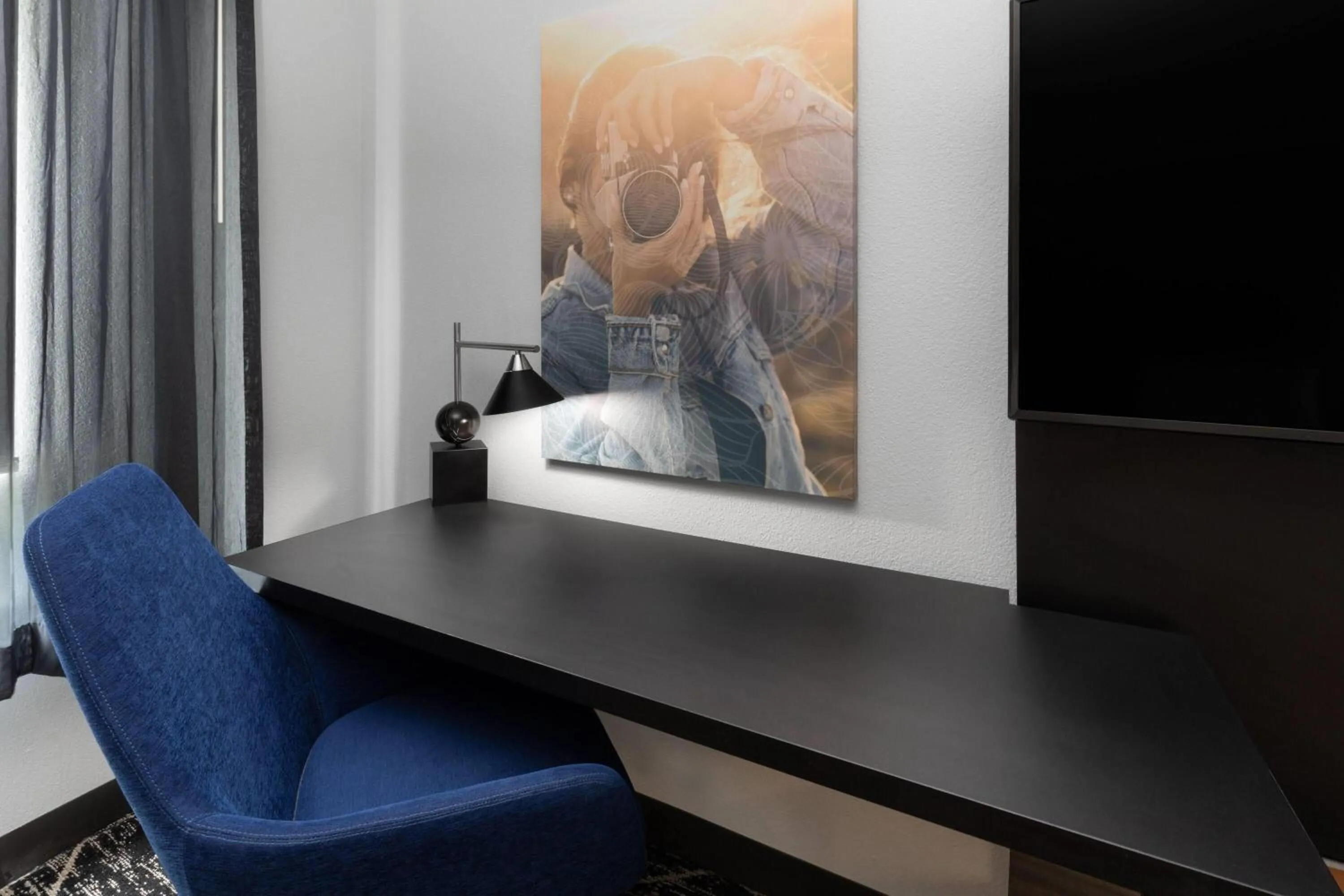 Photo of the whole room in La Quinta Inn & Suites by Wyndham Houston Bush IAH South