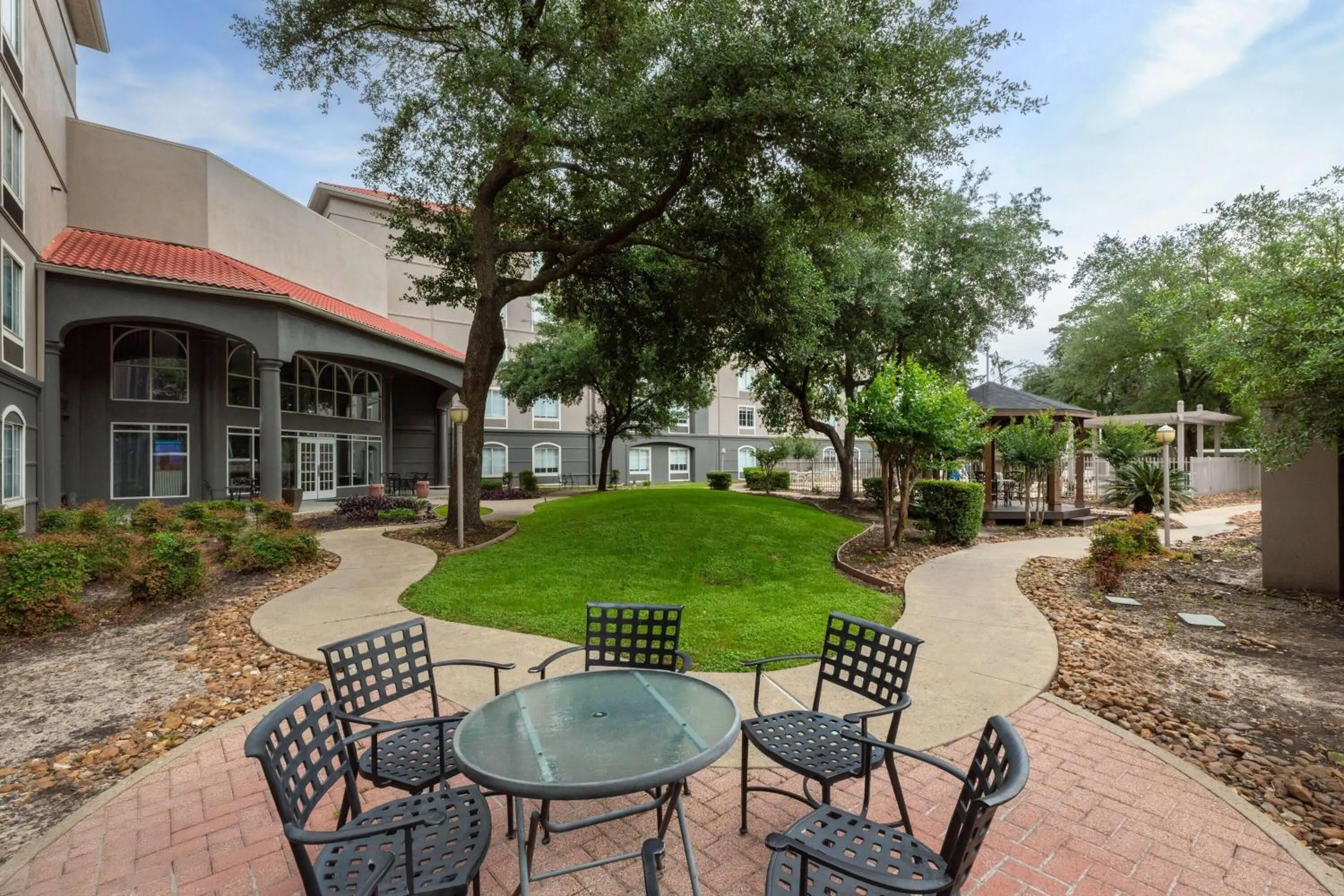 Inner courtyard view in La Quinta Inn & Suites by Wyndham Houston Bush IAH South