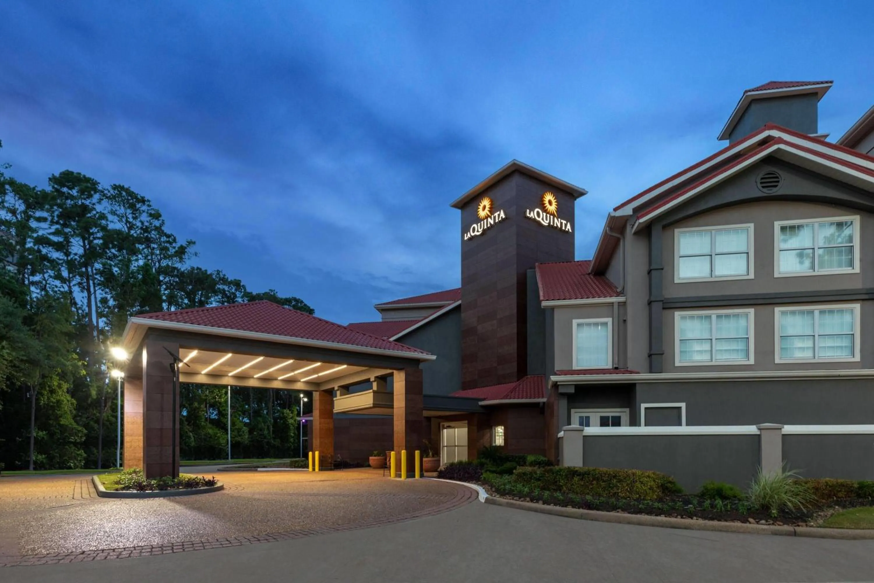 Property building in La Quinta Inn & Suites by Wyndham Houston Bush IAH South