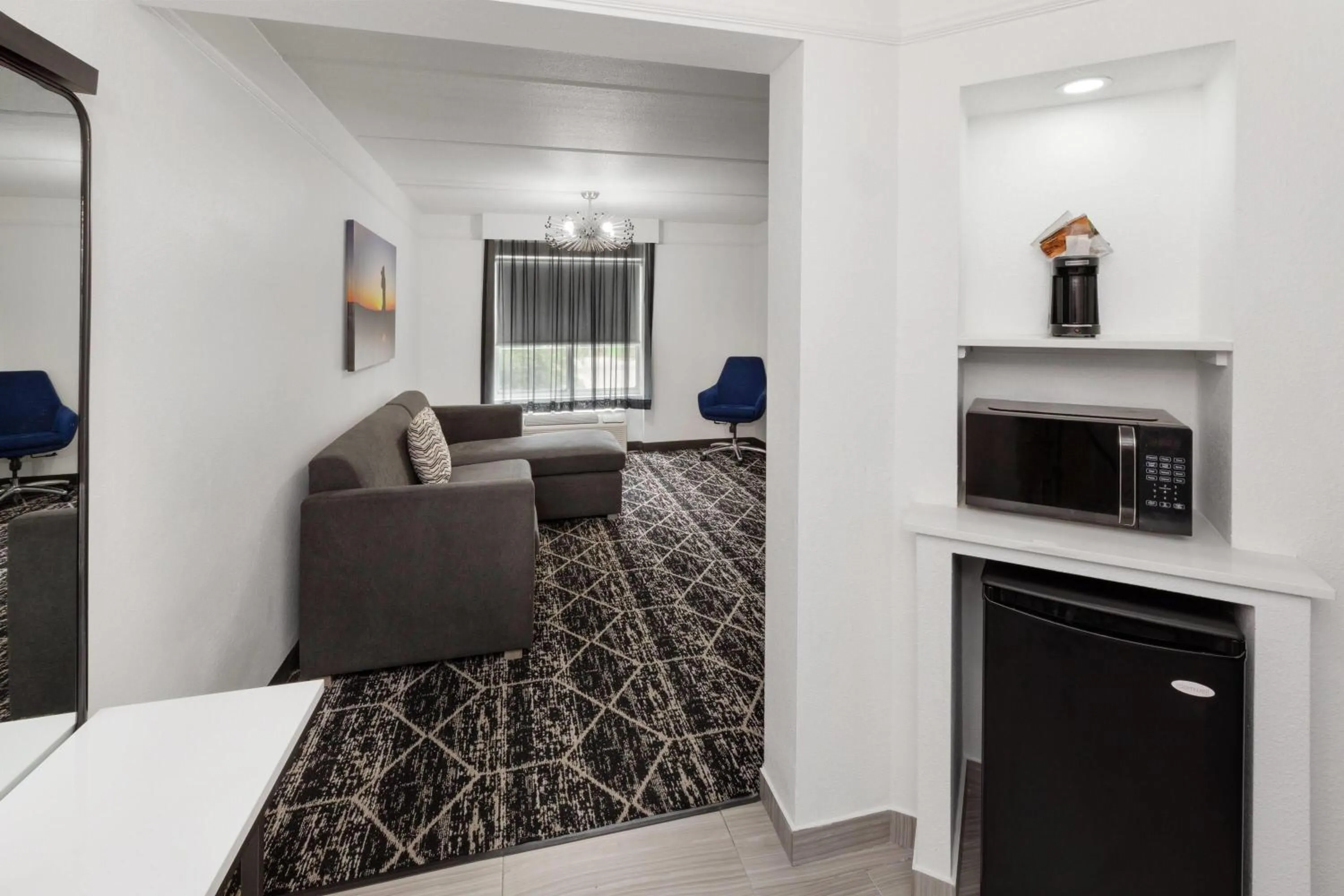 Photo of the whole room in La Quinta Inn & Suites by Wyndham Houston Bush IAH South