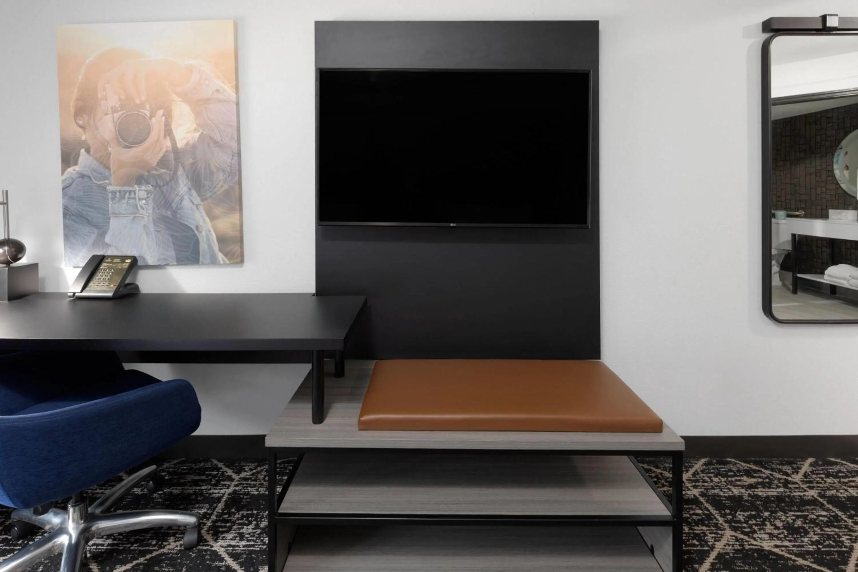 Photo of the whole room in La Quinta Inn & Suites by Wyndham Houston Bush IAH South