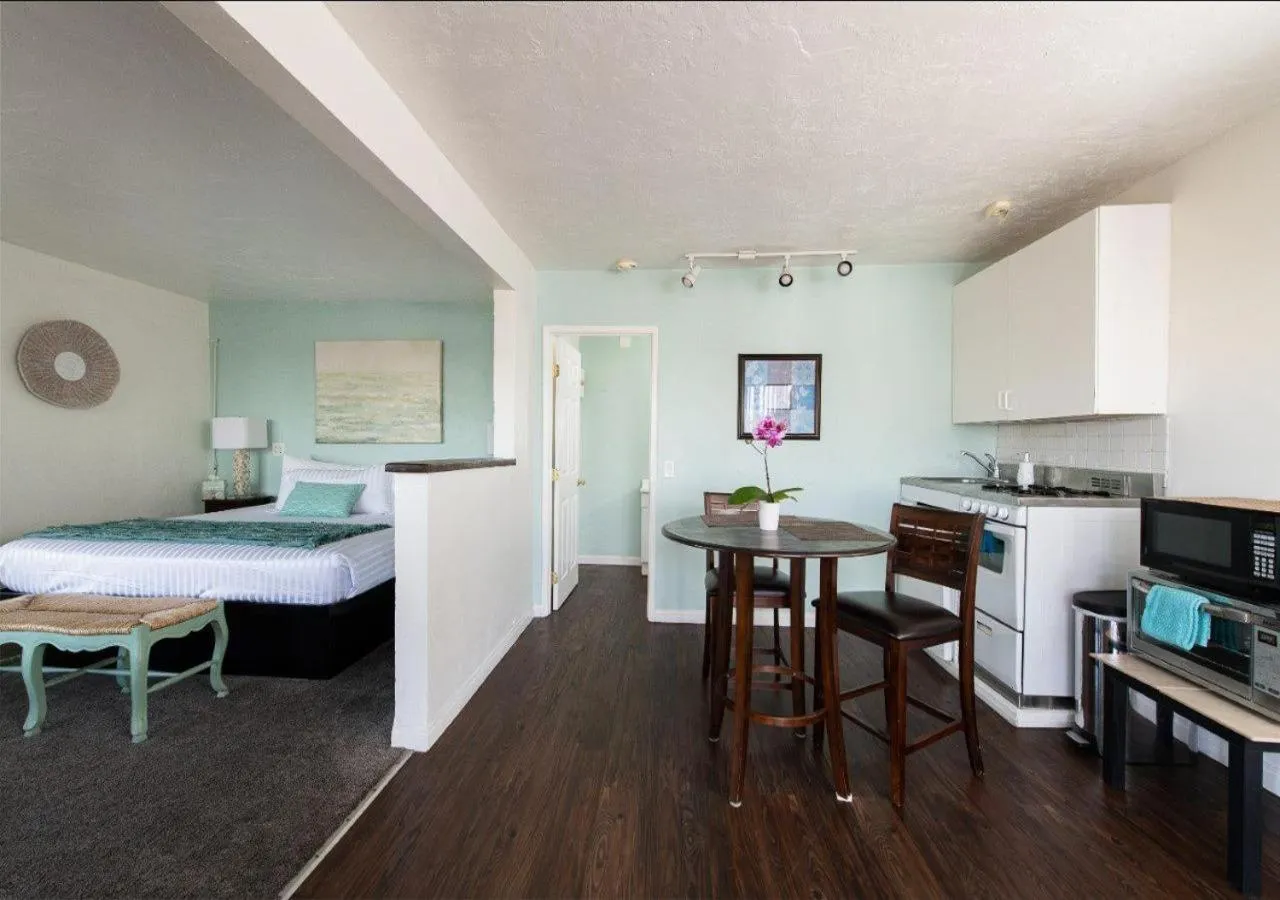 Bedroom, Bed in The Patriots Boutique Motel