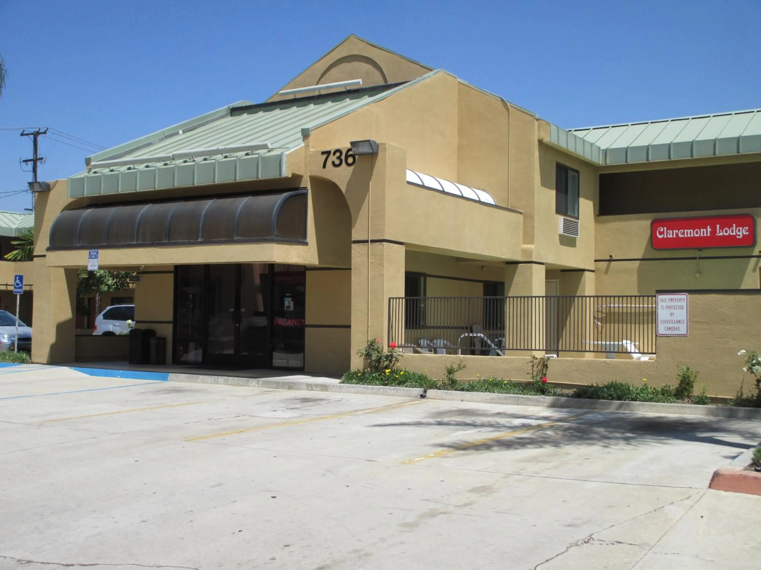 Facade/entrance in Claremont Lodge
