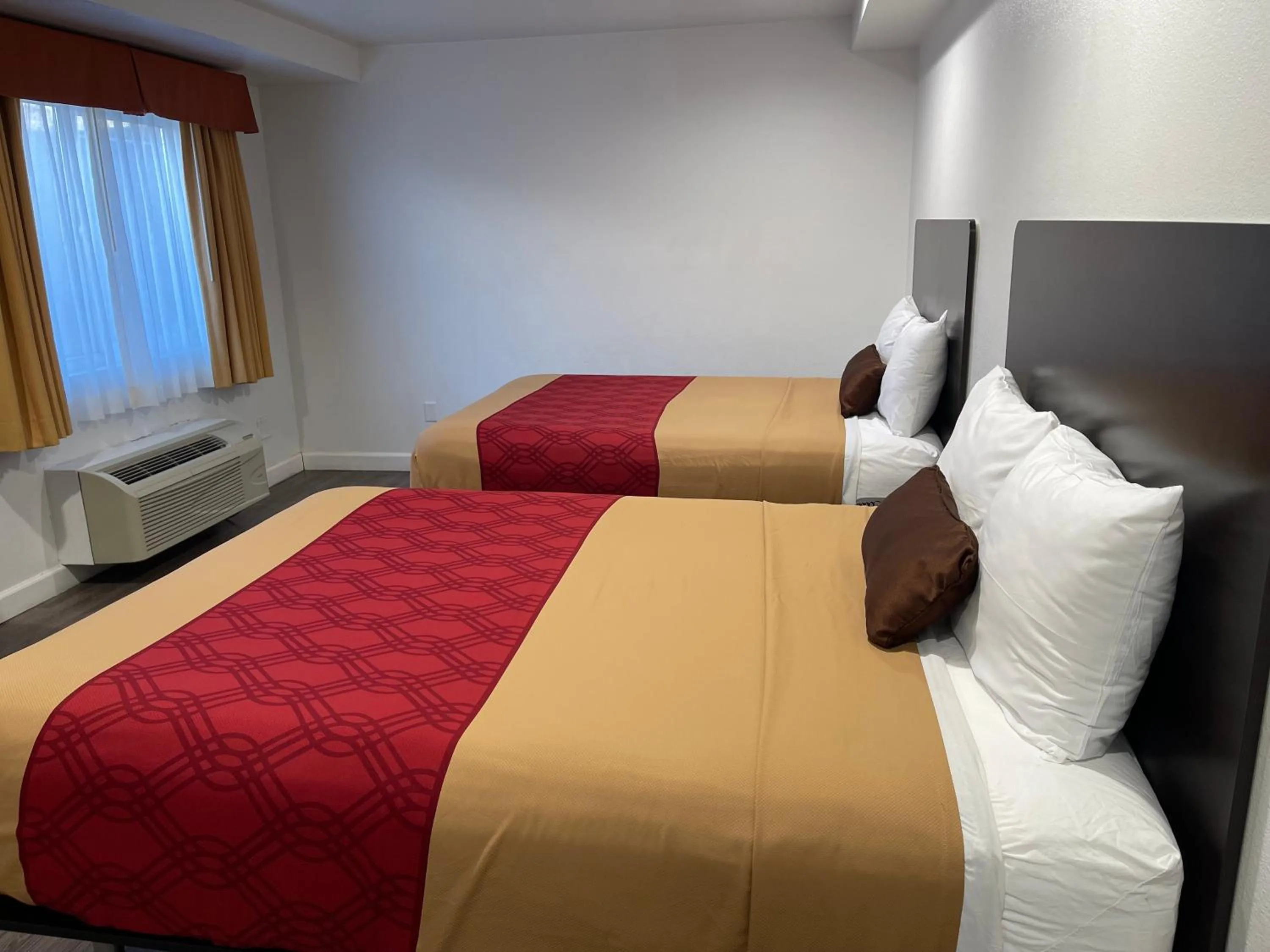 Photo of the whole room, Bed in Claremont Lodge