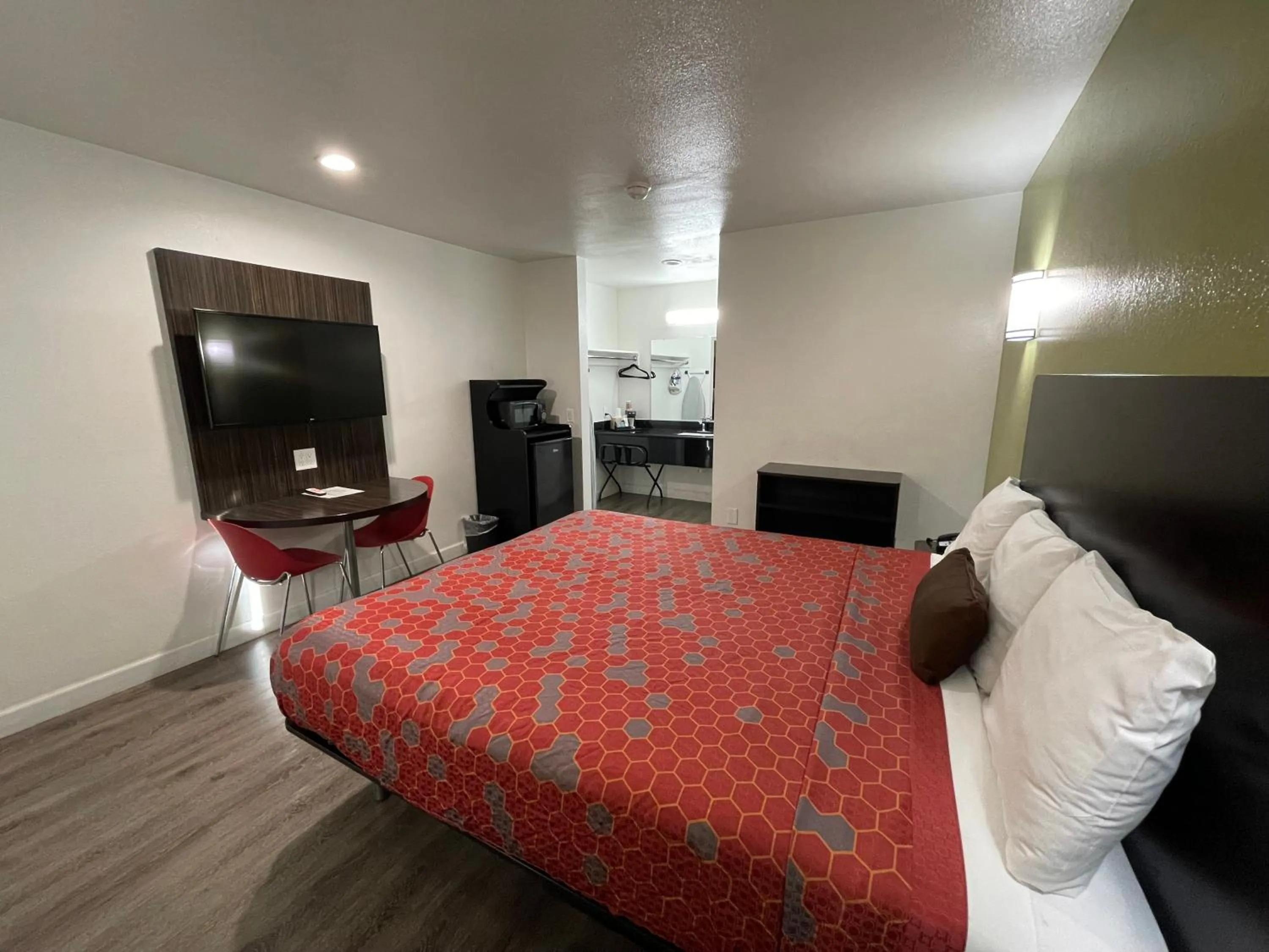 Bedroom, Bed in Claremont Lodge