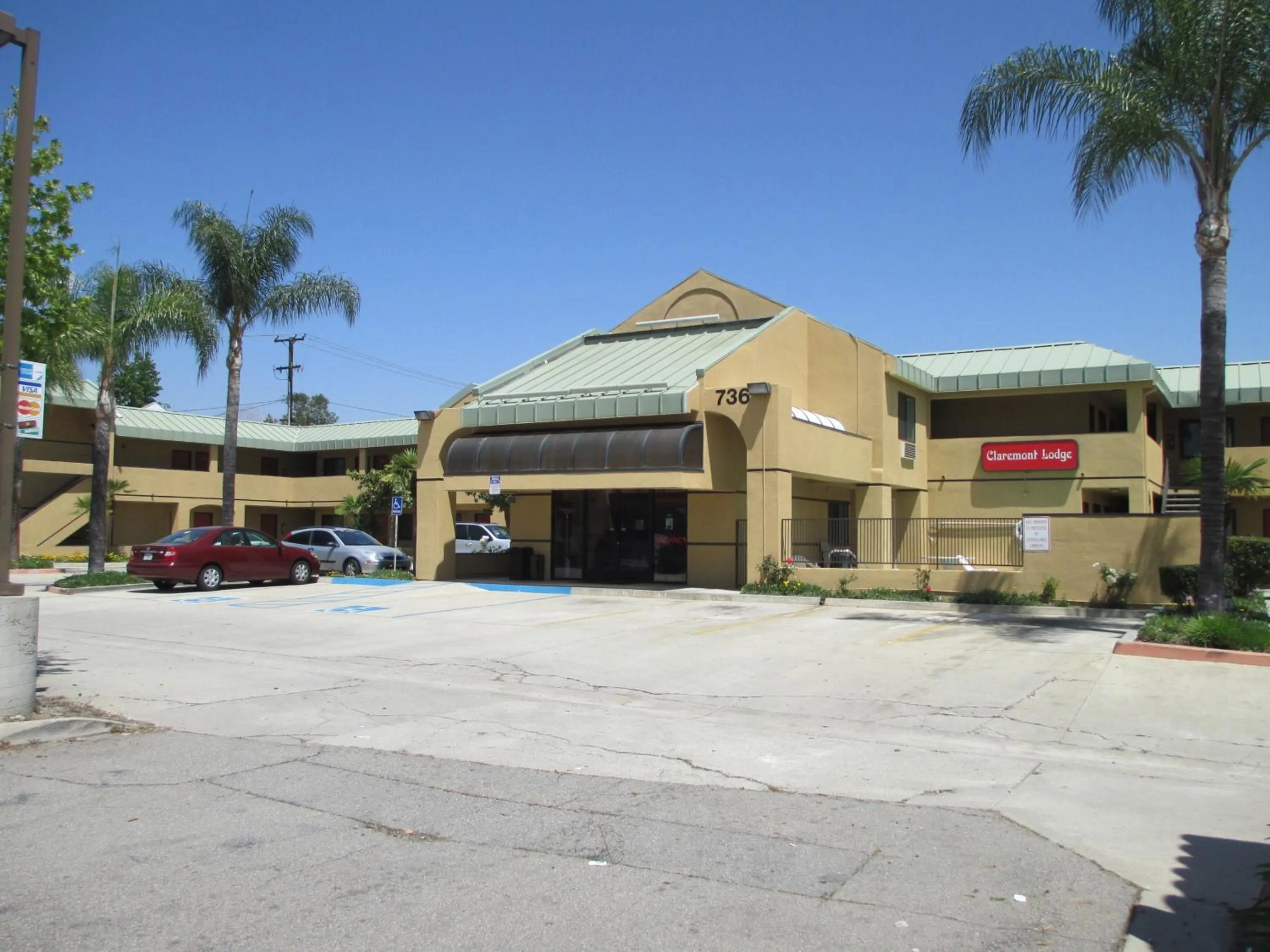 Facade/entrance in Claremont Lodge