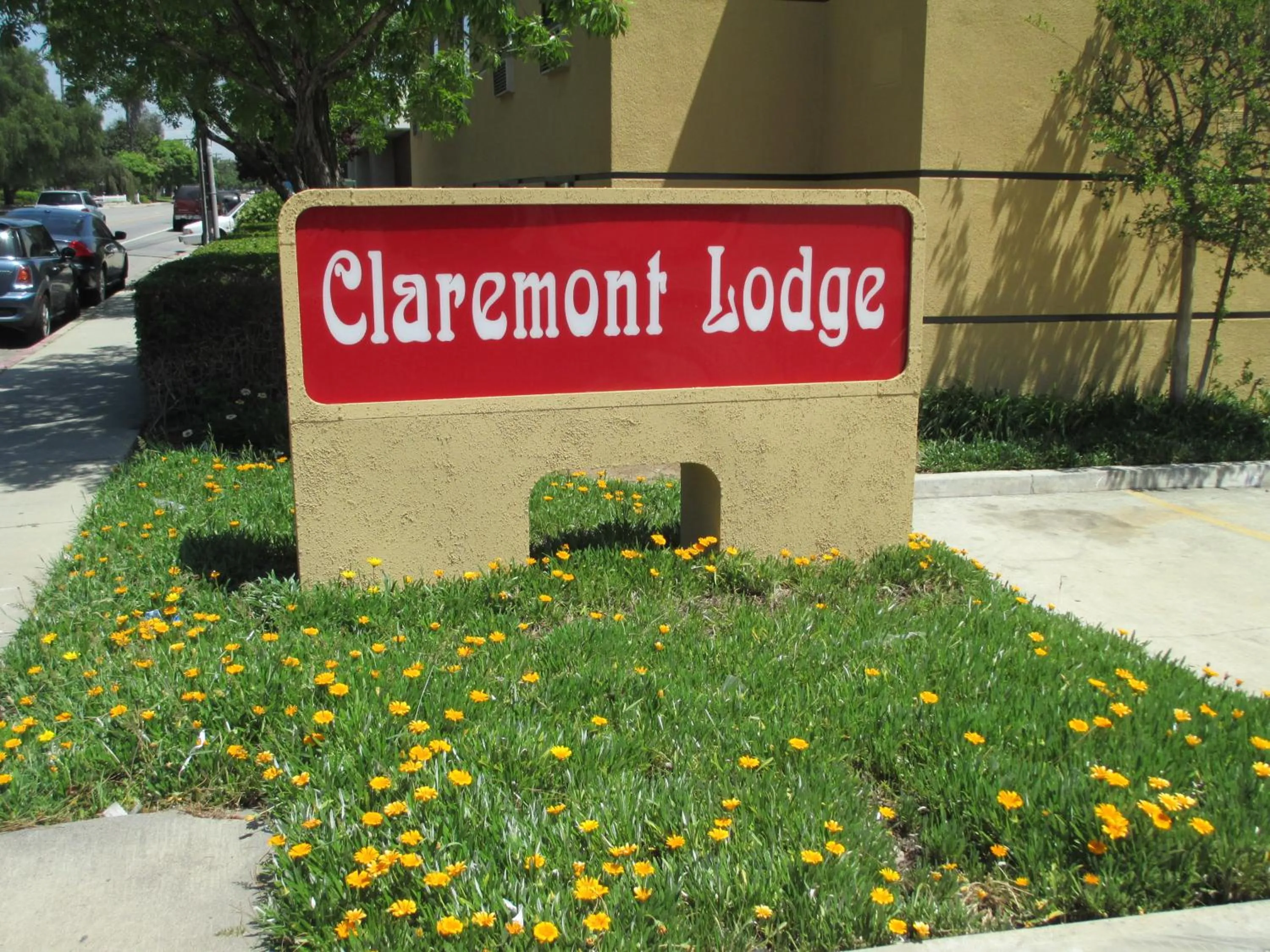 Facade/entrance in Claremont Lodge