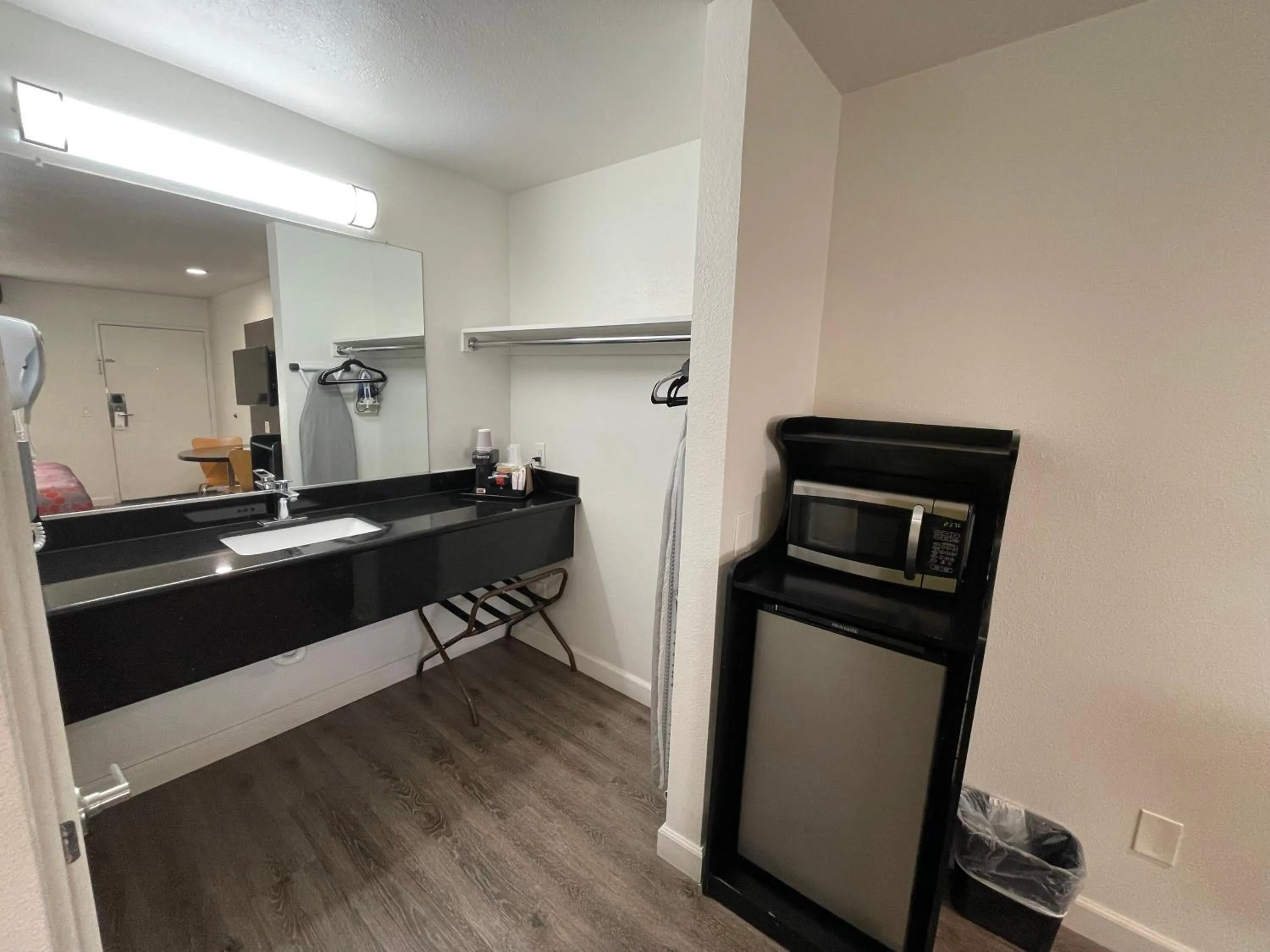 microwave in Claremont Lodge