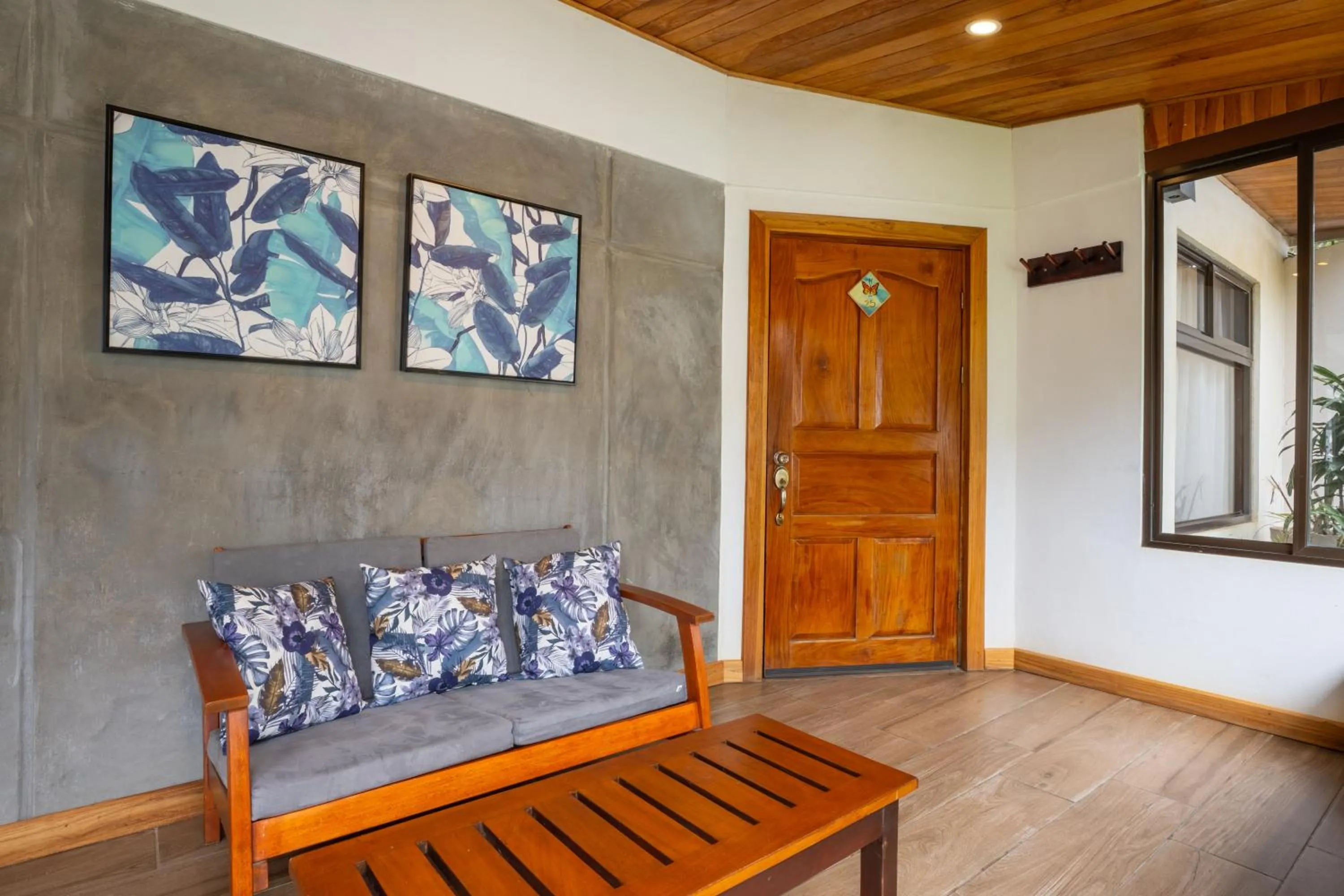 Communal lounge/ TV room in Camino Verde B&B Monteverde Costa Rica