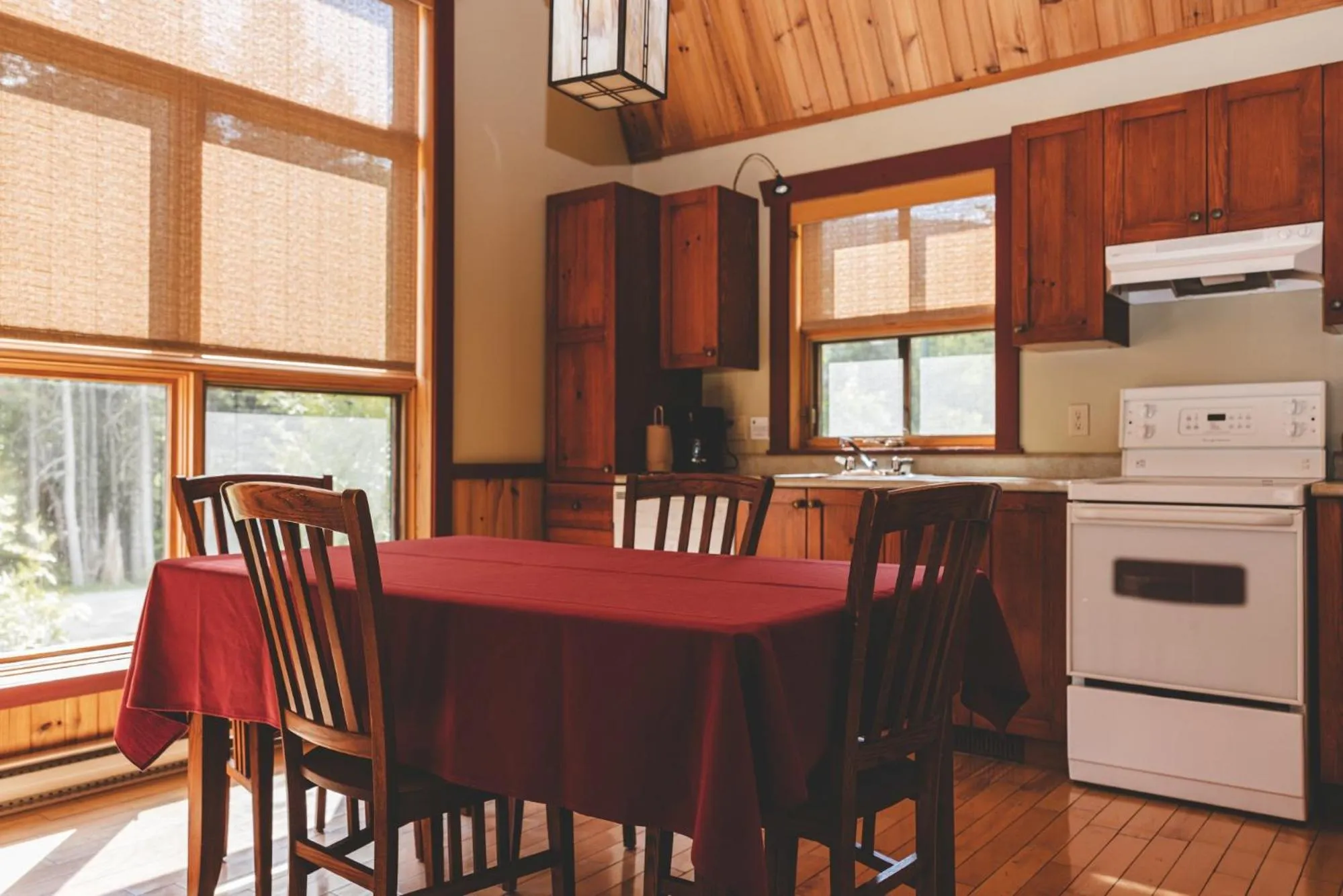 Dining area in Gîte du Mont-Albert - Sepaq