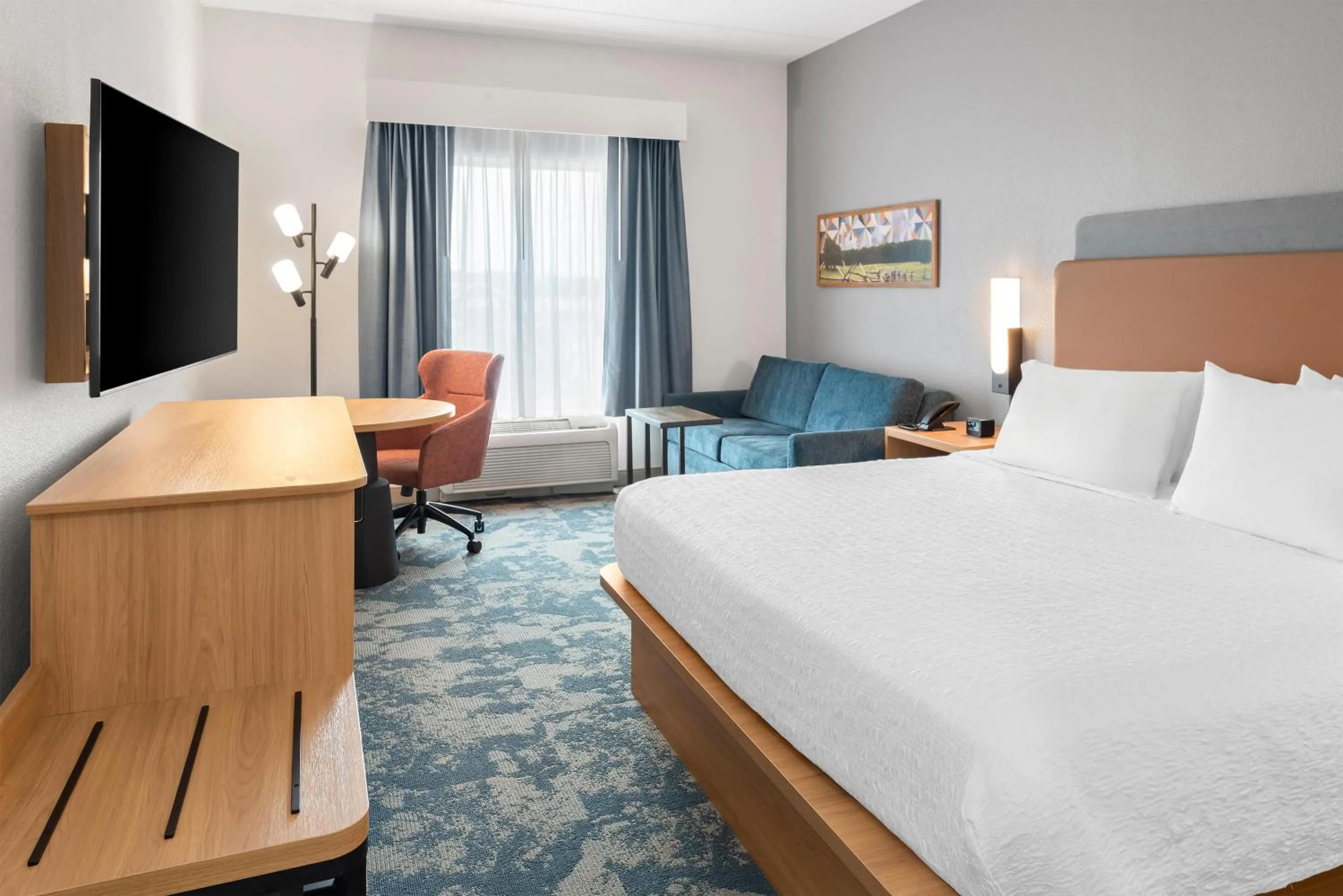 Living room, Bed in Hampton Inn Gainesville-Haymarket