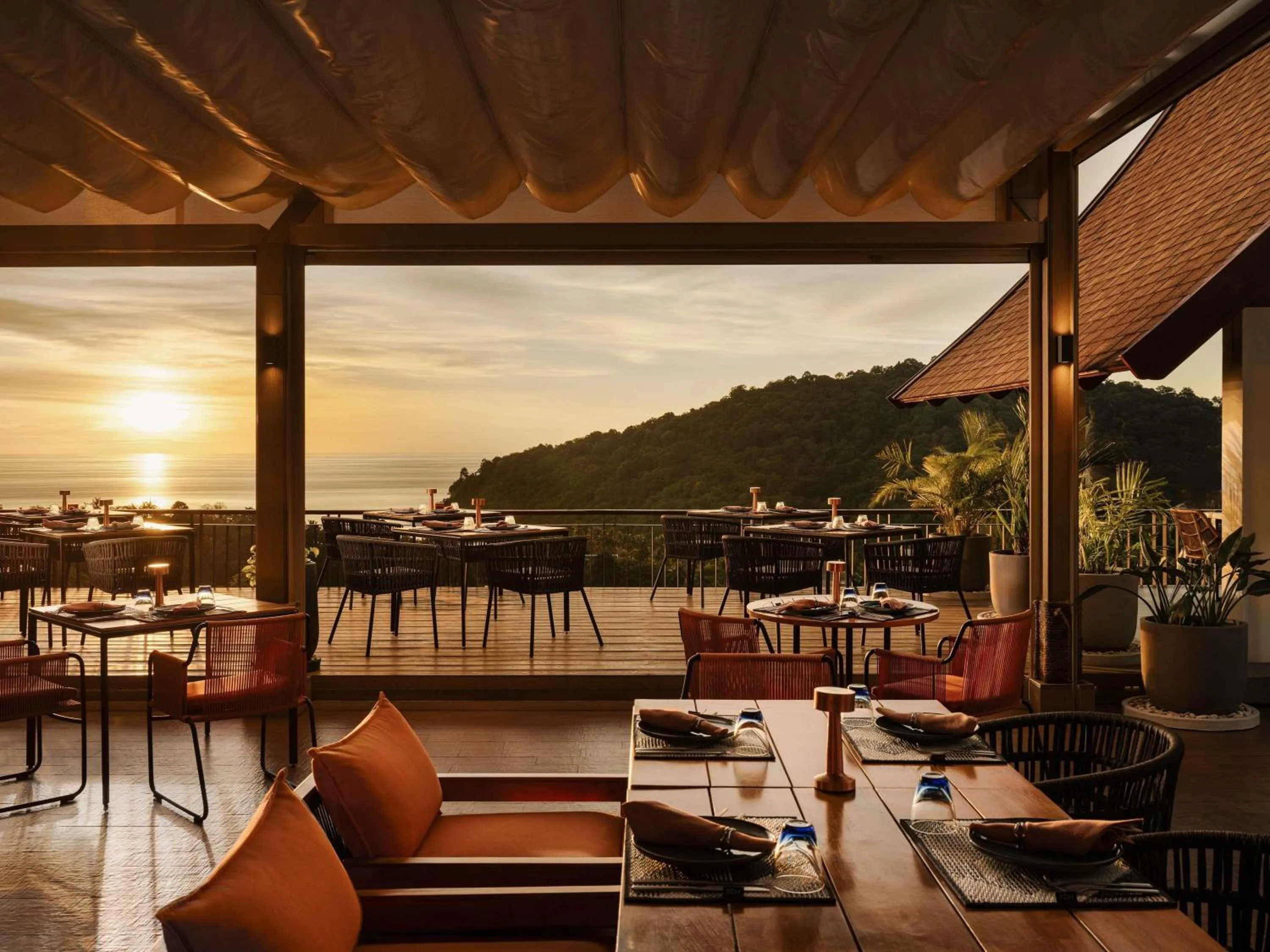 Restaurant/places to eat in Avista Hideaway Phuket Patong - MGallery